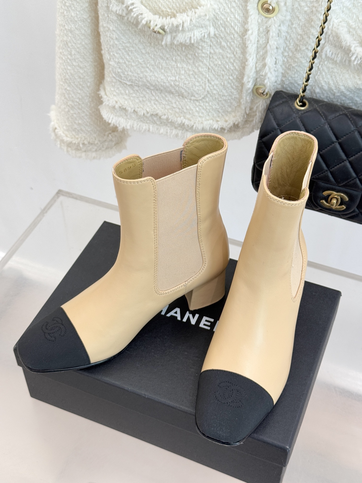 CHANE*｜小香经典双C拼色切尔西粗跟短靴当切尔西靴的利落基因邂逅小香的优雅密码这双拼色粗跟短靴便成了