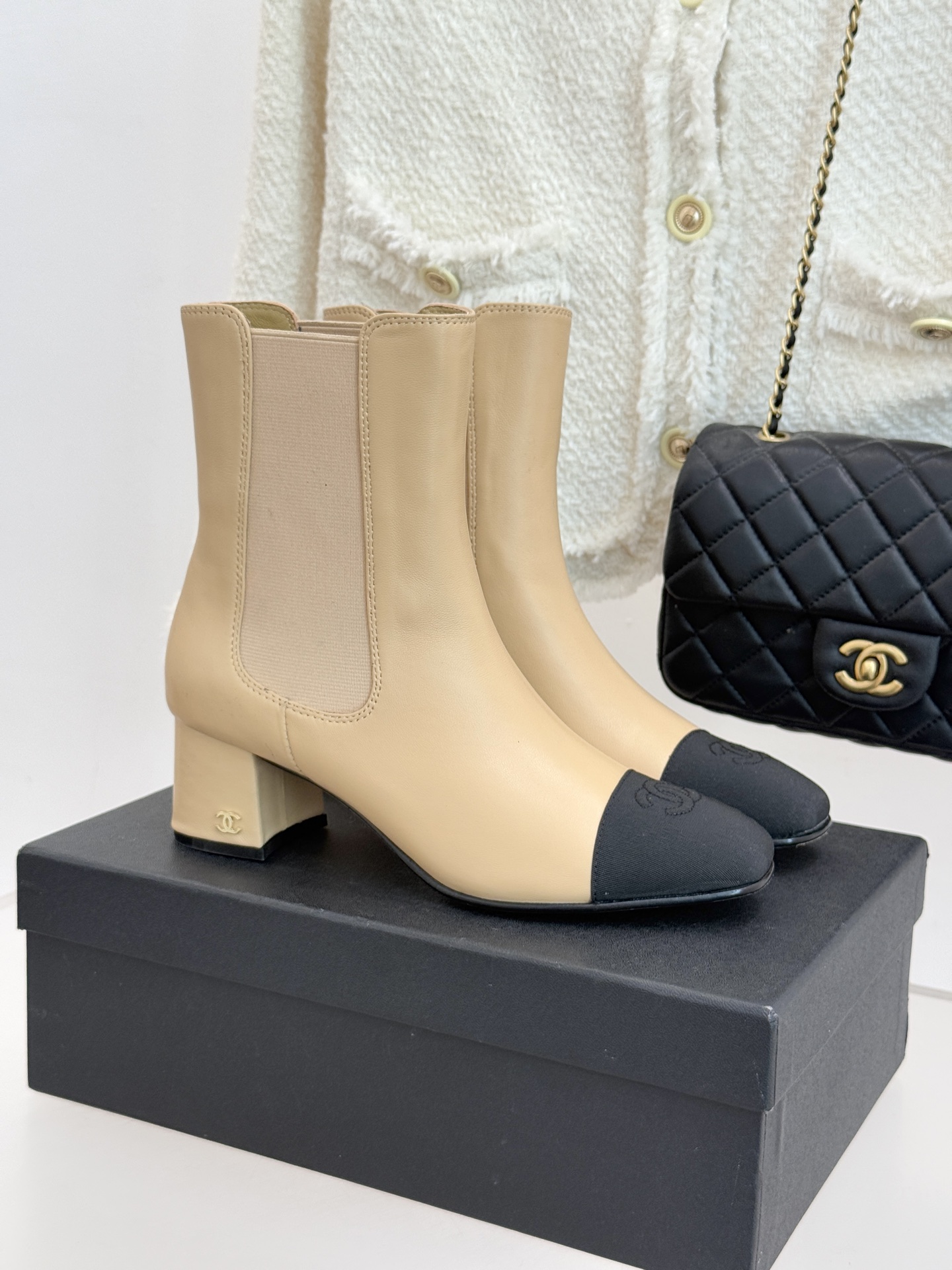 CHANE*｜小香经典双C拼色切尔西粗跟短靴当切尔西靴的利落基因邂逅小香的优雅密码这双拼色粗跟短靴便成了