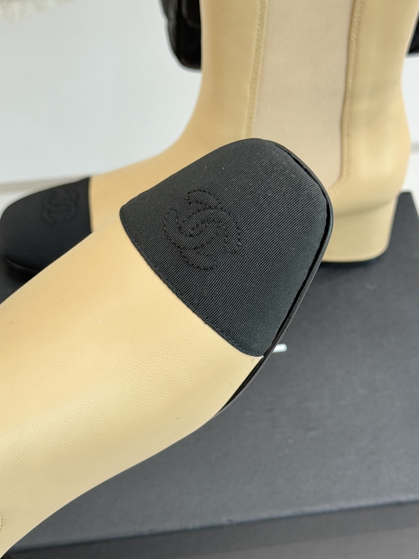 CHANE*｜小香经典双C拼色切尔西粗跟短靴当切尔西靴的利落基因邂逅小香的优雅密码这双拼色粗跟短靴便成了