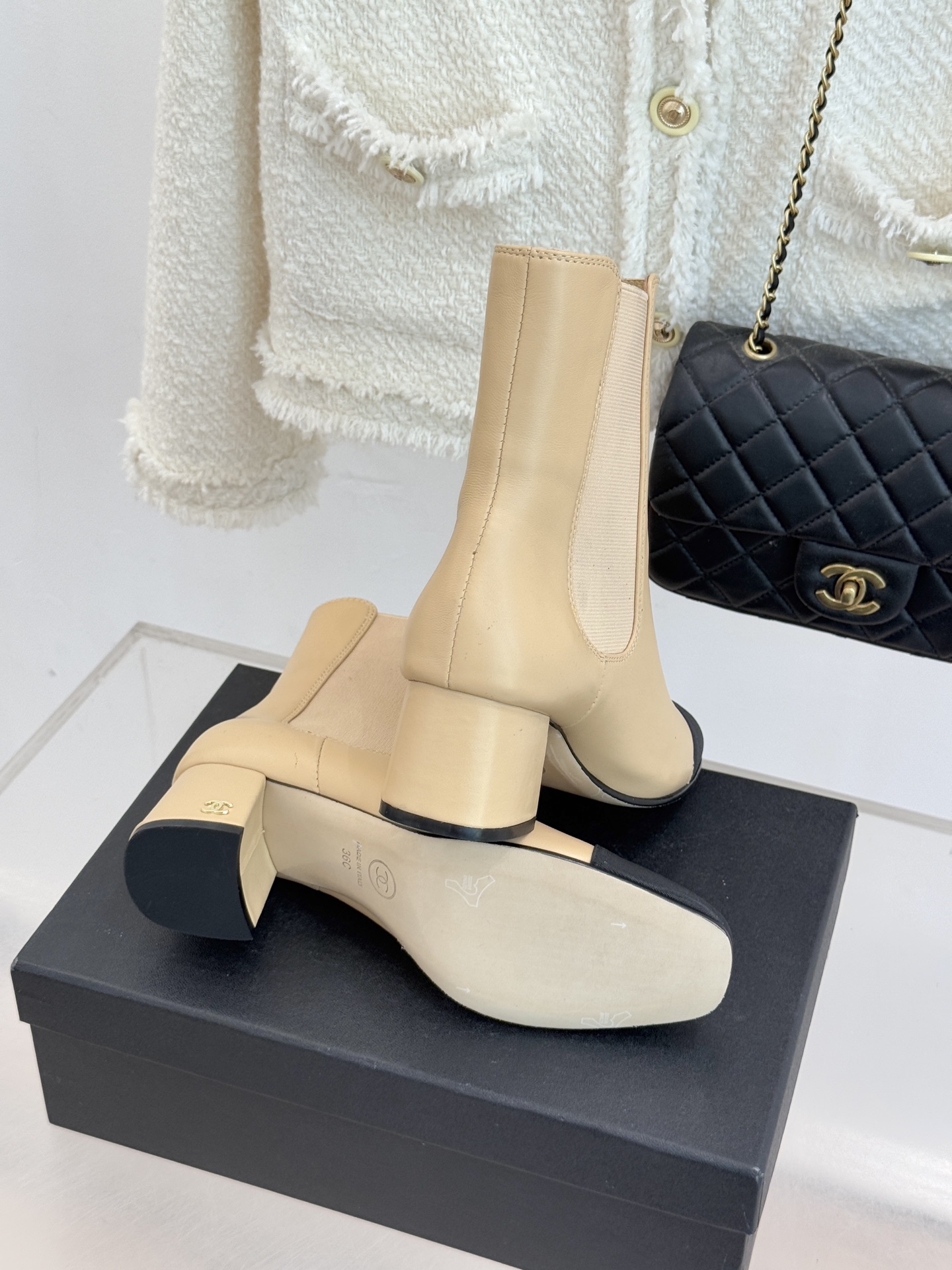 CHANE*｜小香经典双C拼色切尔西粗跟短靴当切尔西靴的利落基因邂逅小香的优雅密码这双拼色粗跟短靴便成了