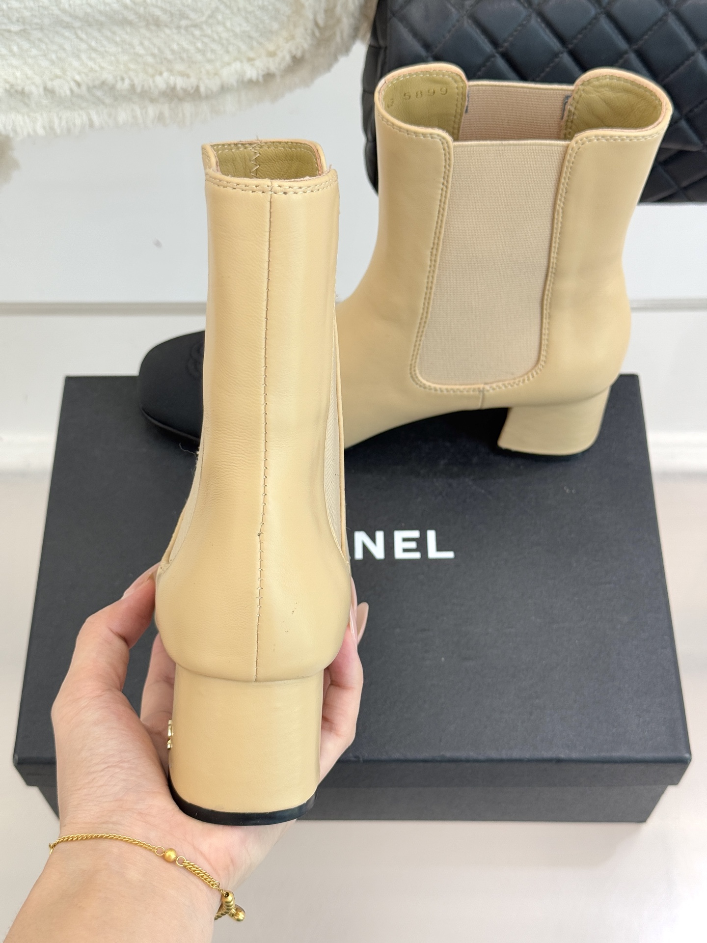 CHANE*｜小香经典双C拼色切尔西粗跟短靴当切尔西靴的利落基因邂逅小香的优雅密码这双拼色粗跟短靴便成了