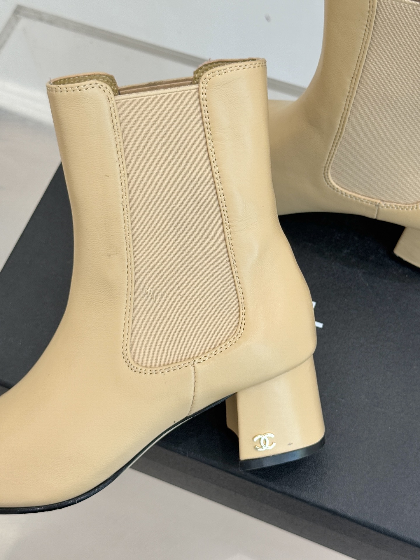 CHANE*｜小香经典双C拼色切尔西粗跟短靴当切尔西靴的利落基因邂逅小香的优雅密码这双拼色粗跟短靴便成了