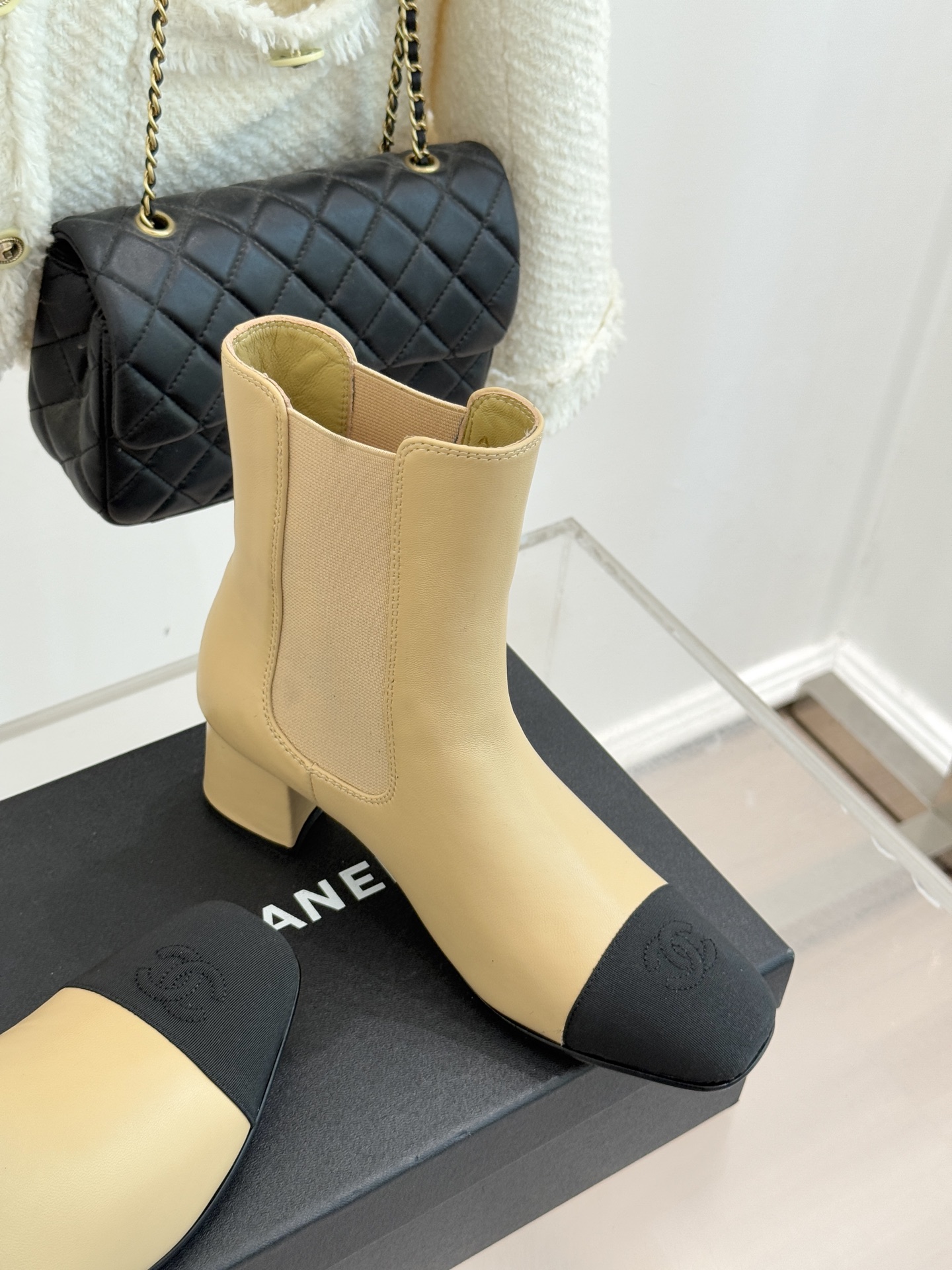 CHANE*｜小香经典双C拼色切尔西粗跟短靴当切尔西靴的利落基因邂逅小香的优雅密码这双拼色粗跟短靴便成了