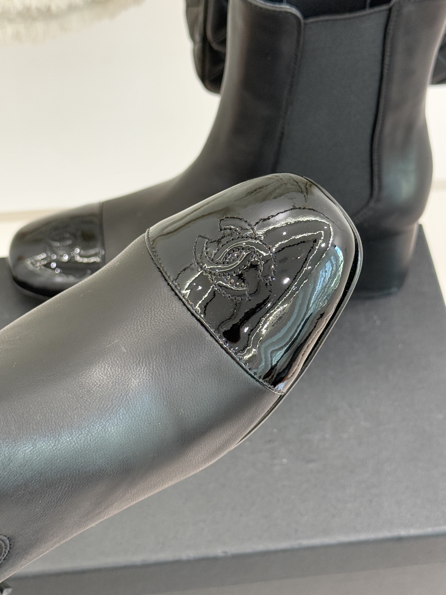 CHANE*｜小香经典双C拼色切尔西粗跟短靴当切尔西靴的利落基因邂逅小香的优雅密码这双拼色粗跟短靴便成了