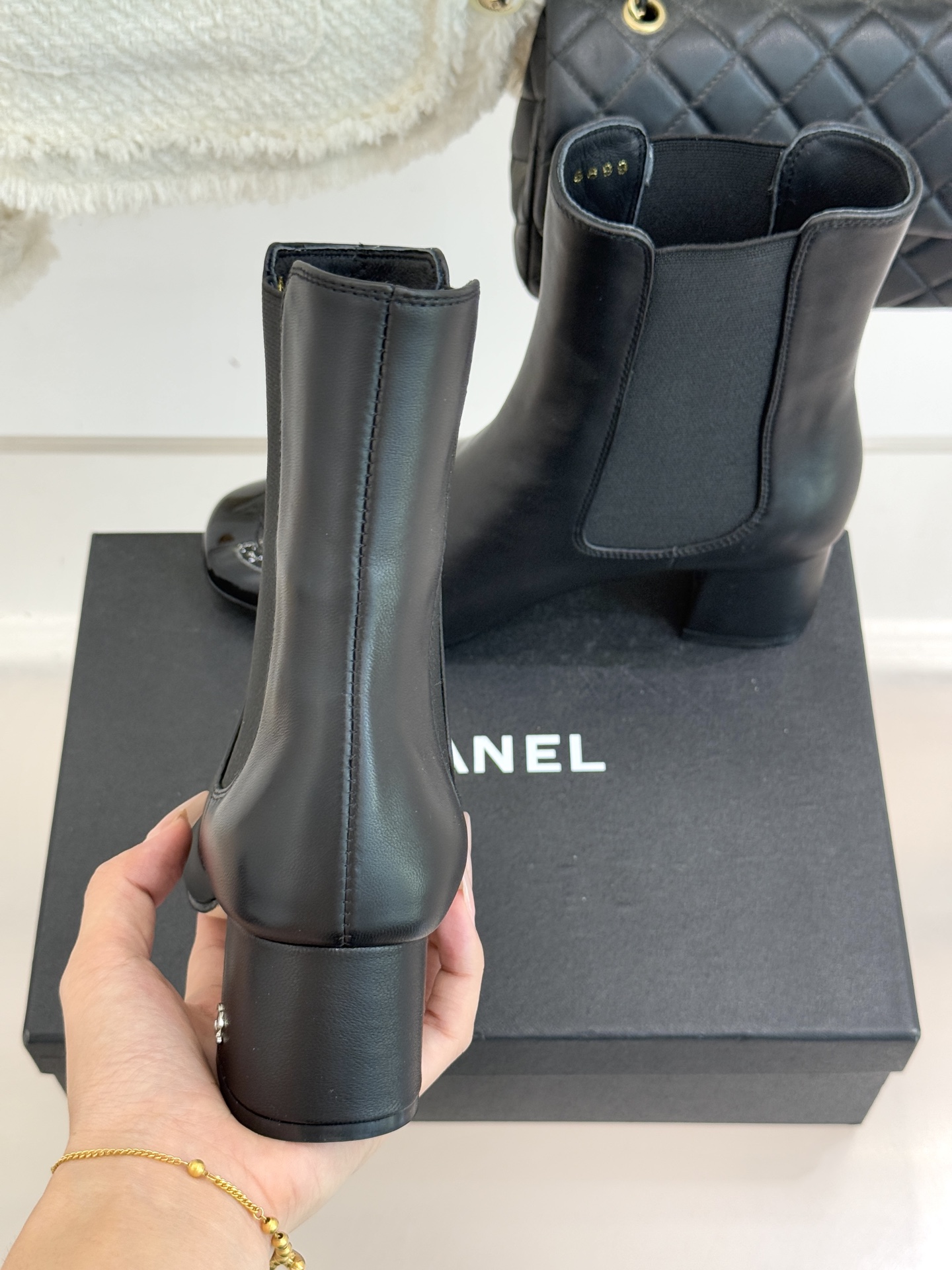 CHANE*｜小香经典双C拼色切尔西粗跟短靴当切尔西靴的利落基因邂逅小香的优雅密码这双拼色粗跟短靴便成了