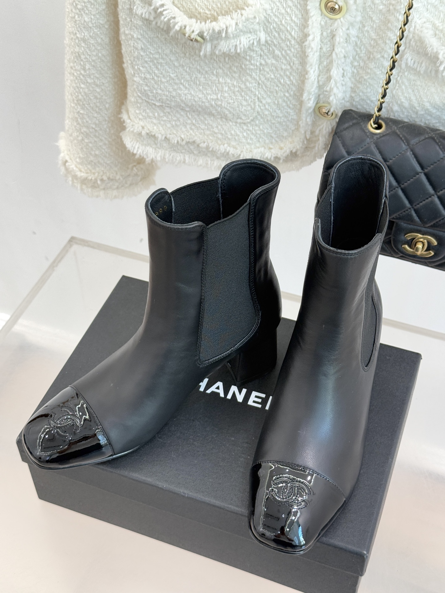 CHANE*｜小香经典双C拼色切尔西粗跟短靴当切尔西靴的利落基因邂逅小香的优雅密码这双拼色粗跟短靴便成了