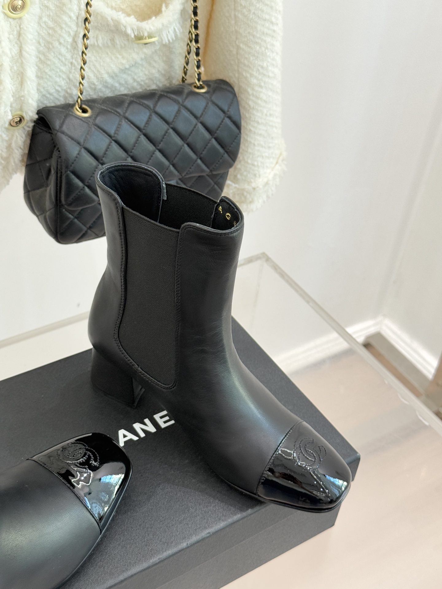 CHANE*｜小香经典双C拼色切尔西粗跟短靴当切尔西靴的利落基因邂逅小香的优雅密码这双拼色粗跟短靴便成了