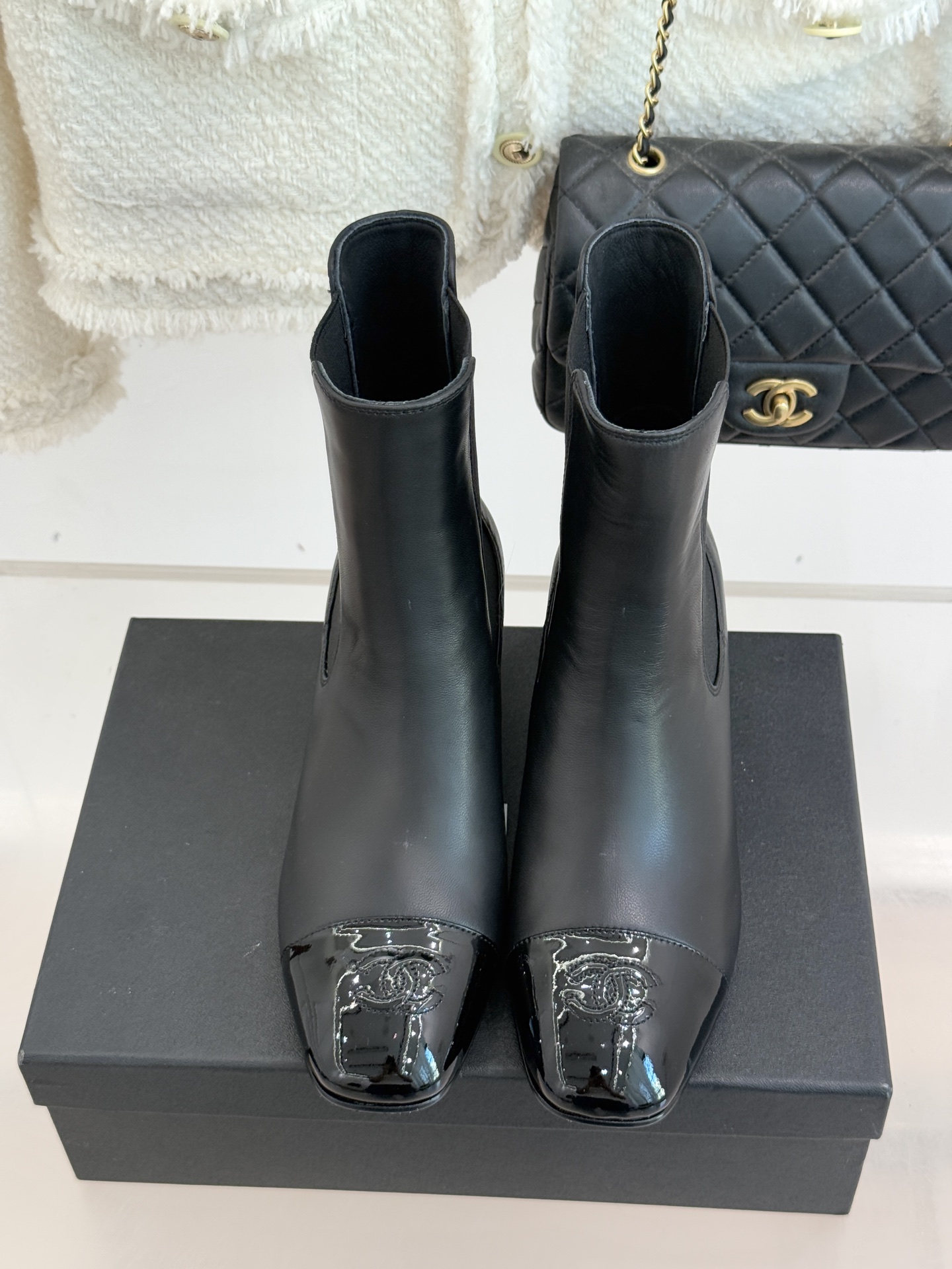 CHANE*｜小香经典双C拼色切尔西粗跟短靴当切尔西靴的利落基因邂逅小香的优雅密码这双拼色粗跟短靴便成了