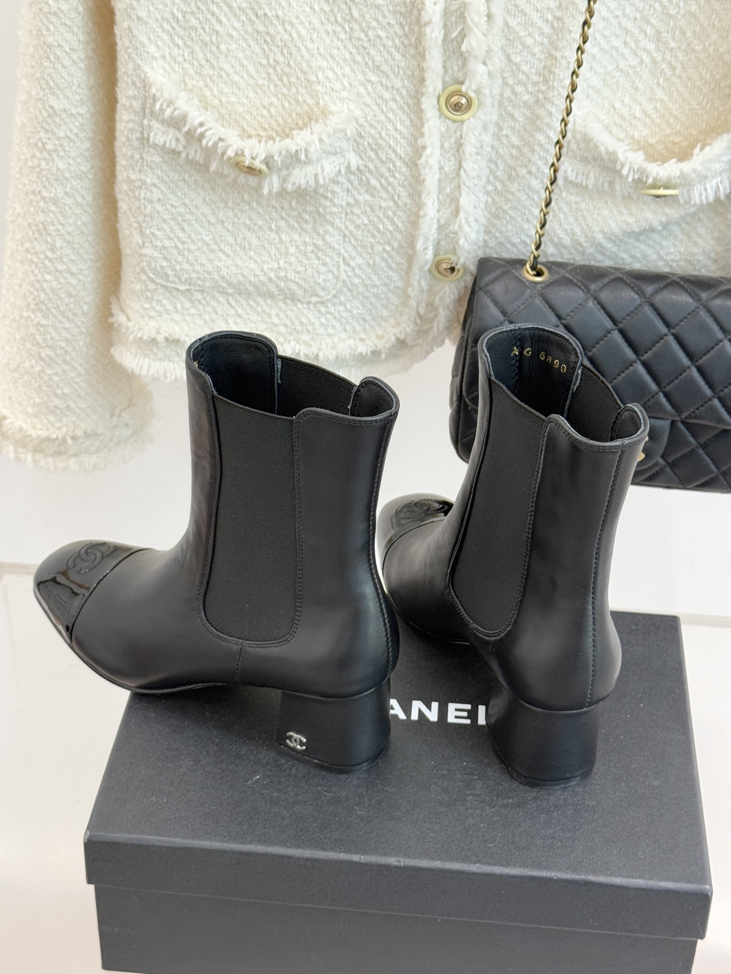 CHANE*｜小香经典双C拼色切尔西粗跟短靴当切尔西靴的利落基因邂逅小香的优雅密码这双拼色粗跟短靴便成了