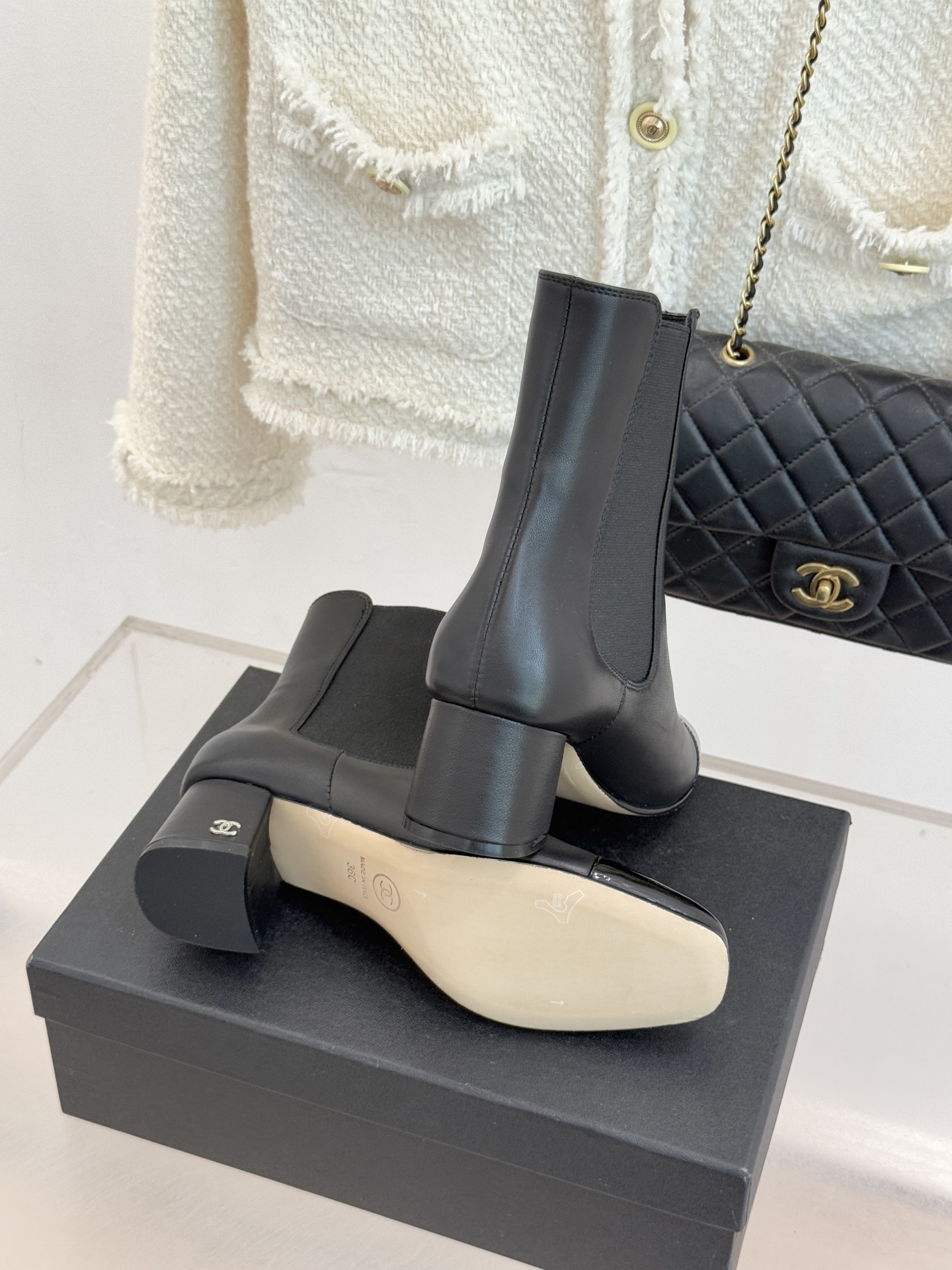 CHANE*｜小香经典双C拼色切尔西粗跟短靴当切尔西靴的利落基因邂逅小香的优雅密码这双拼色粗跟短靴便成了