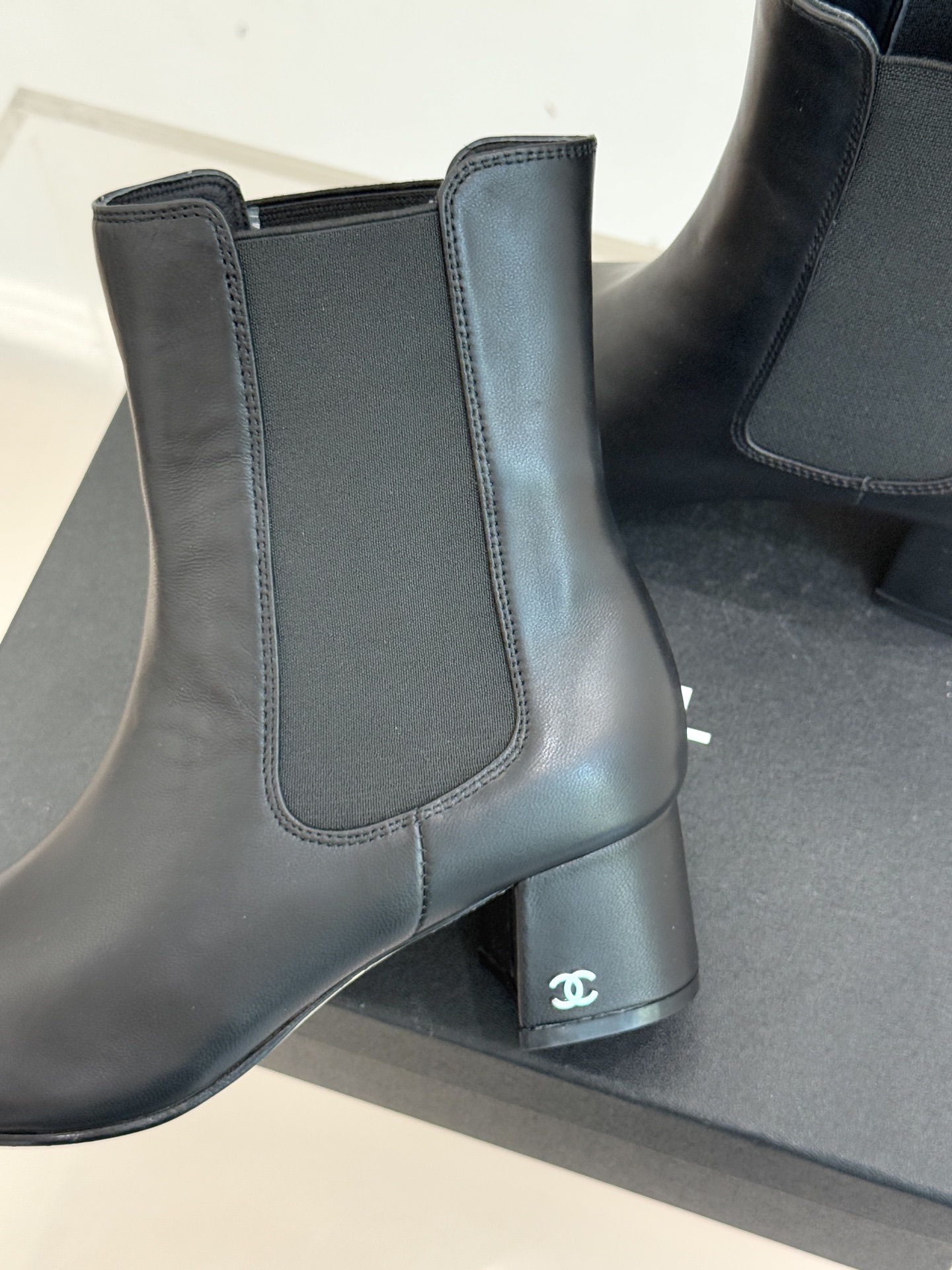 CHANE*｜小香经典双C拼色切尔西粗跟短靴当切尔西靴的利落基因邂逅小香的优雅密码这双拼色粗跟短靴便成了