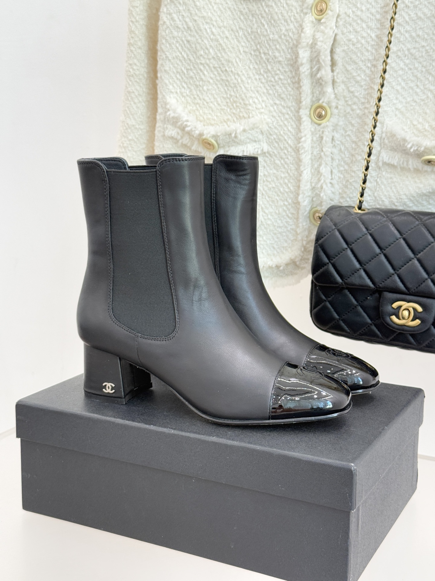 CHANE*｜小香经典双C拼色切尔西粗跟短靴当切尔西靴的利落基因邂逅小香的优雅密码这双拼色粗跟短靴便成了