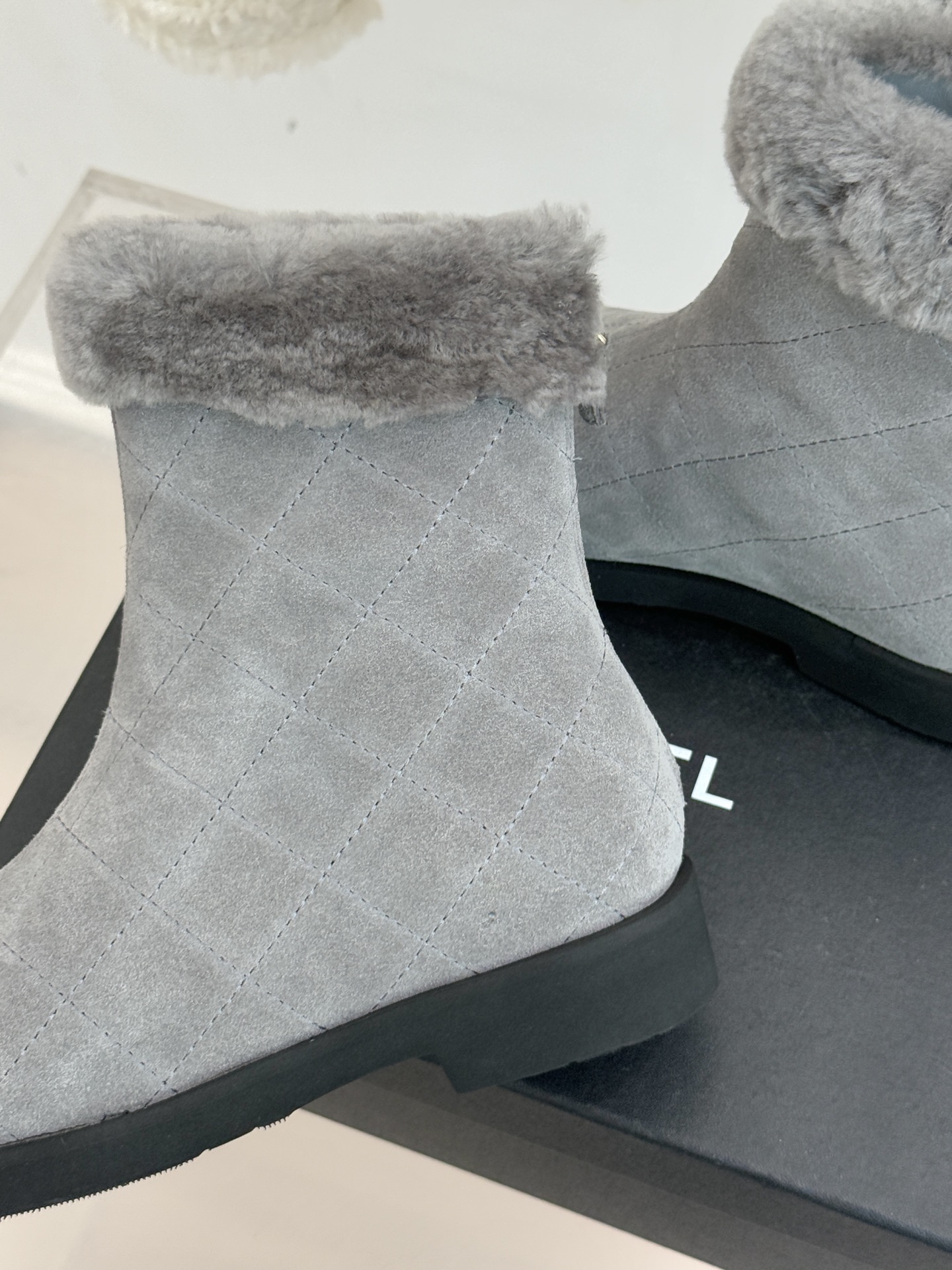 CHANE*｜小香 25K双C拼色菱格毛毛雪地靴当小香25K系列的创新基因邂逅冬日暖意双C拼色毛毛雪地靴