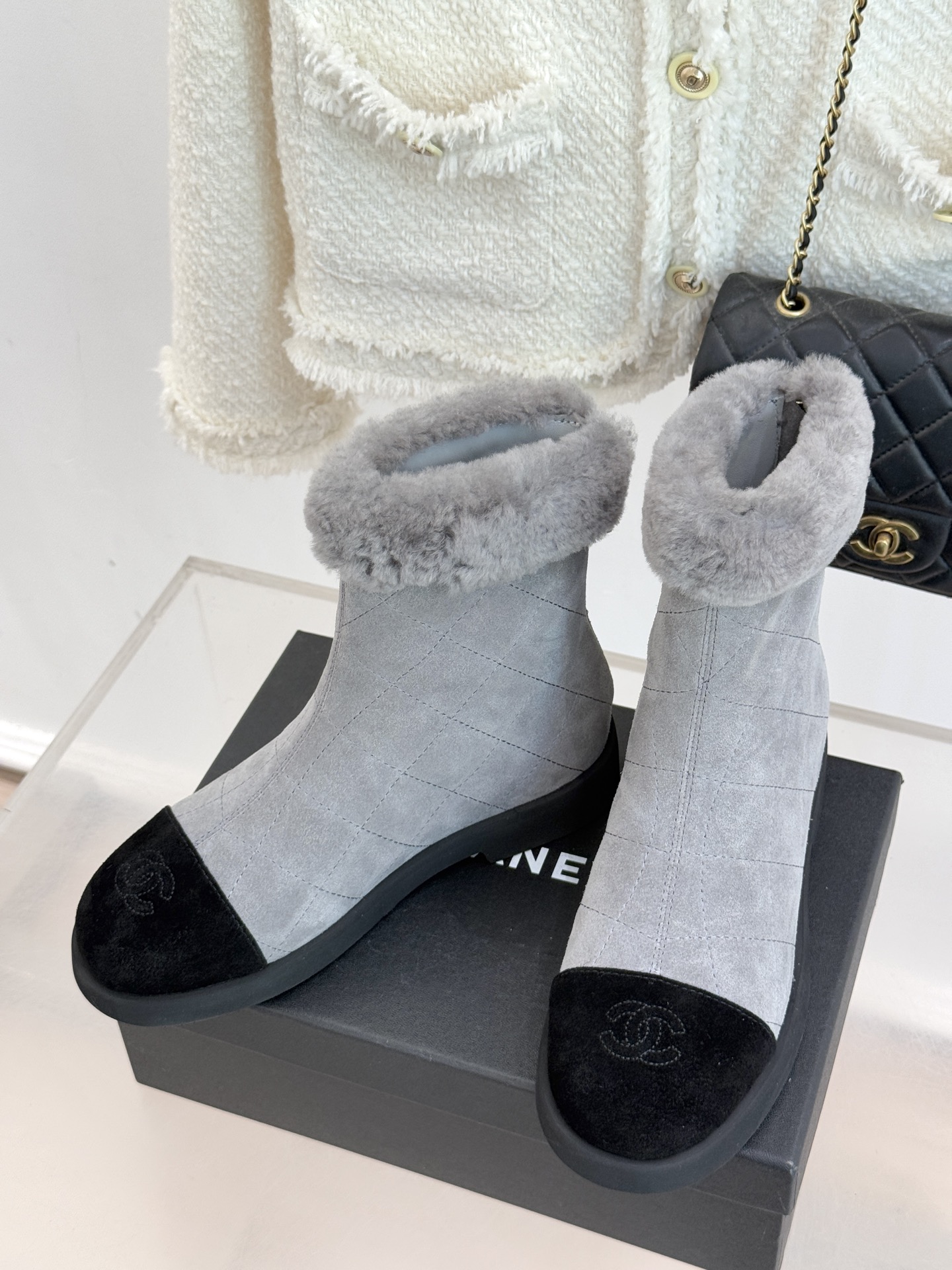 CHANE*｜小香 25K双C拼色菱格毛毛雪地靴当小香25K系列的创新基因邂逅冬日暖意双C拼色毛毛雪地靴