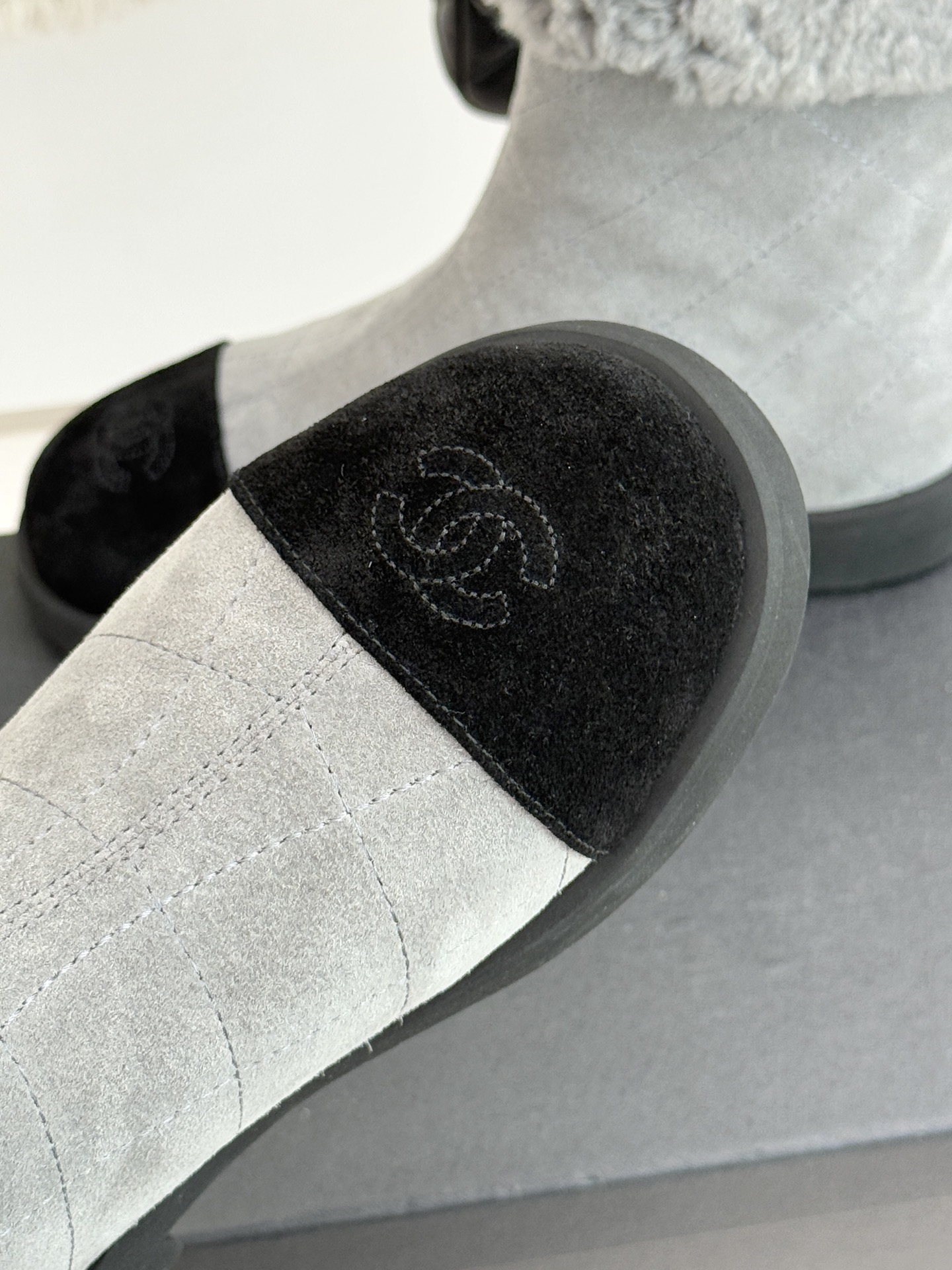 CHANE*｜小香 25K双C拼色菱格毛毛雪地靴当小香25K系列的创新基因邂逅冬日暖意双C拼色毛毛雪地靴