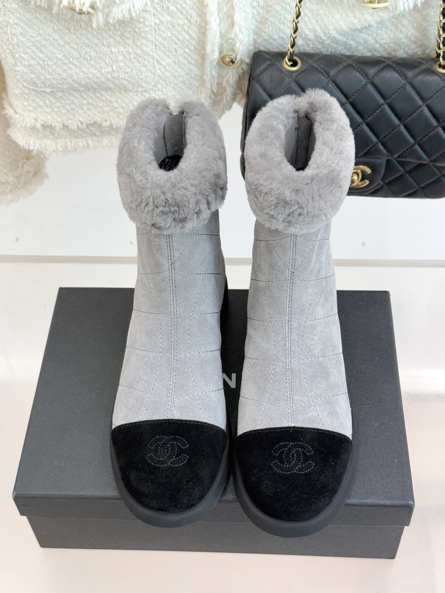 CHANE*｜小香 25K双C拼色菱格毛毛雪地靴当小香25K系列的创新基因邂逅冬日暖意双C拼色毛毛雪地靴