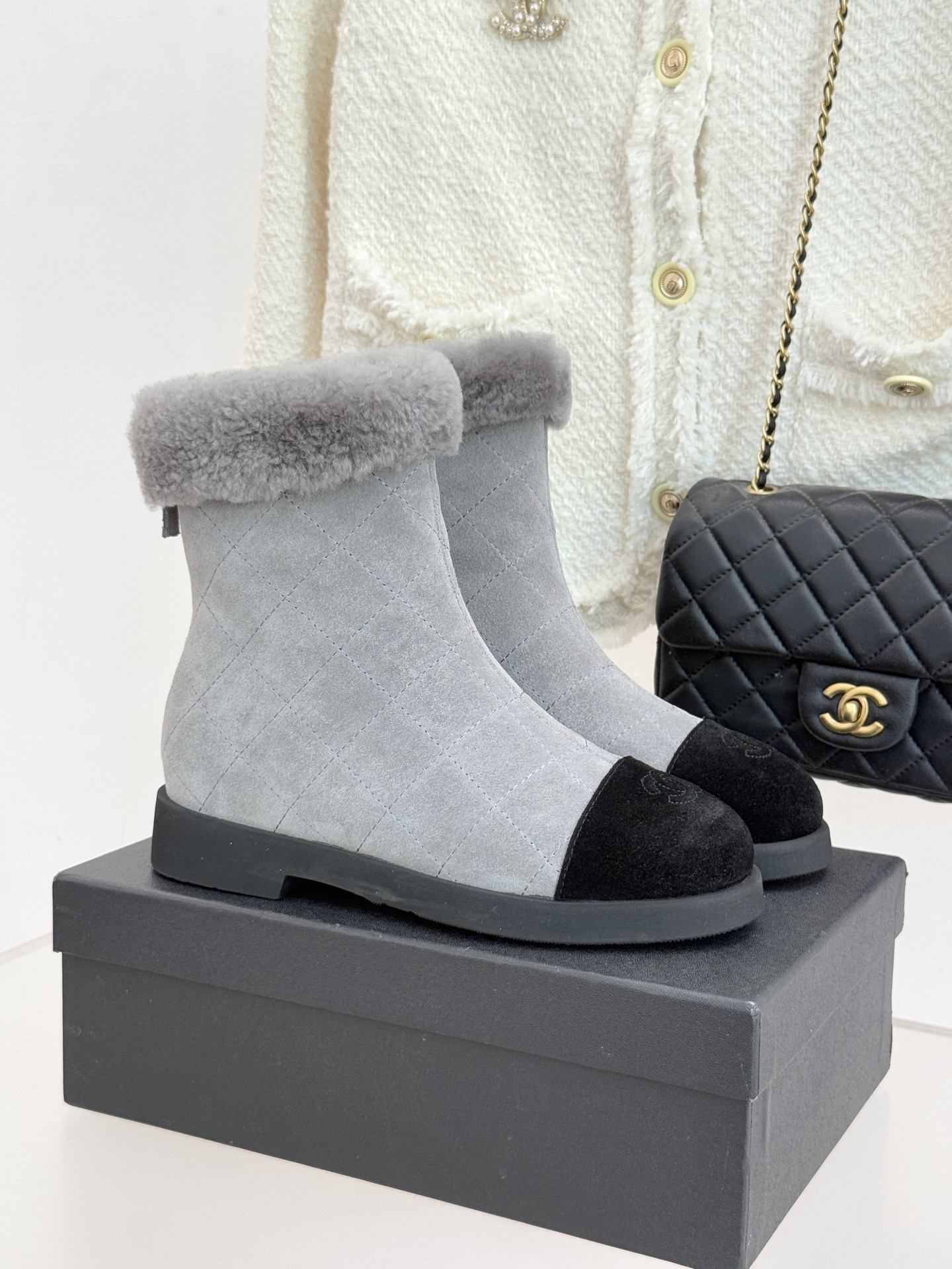 CHANE*｜小香 25K双C拼色菱格毛毛雪地靴当小香25K系列的创新基因邂逅冬日暖意双C拼色毛毛雪地靴