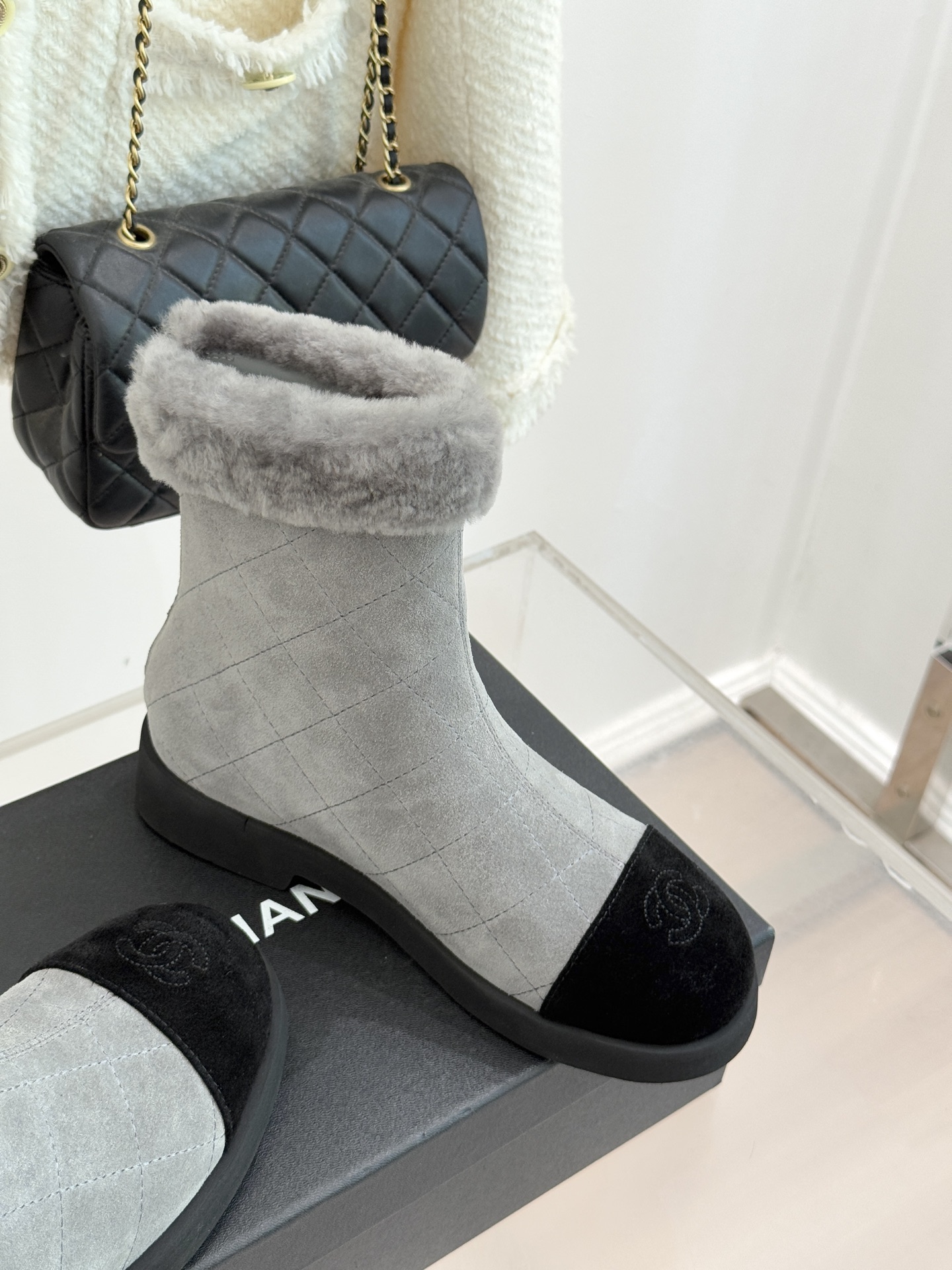 CHANE*｜小香 25K双C拼色菱格毛毛雪地靴当小香25K系列的创新基因邂逅冬日暖意双C拼色毛毛雪地靴