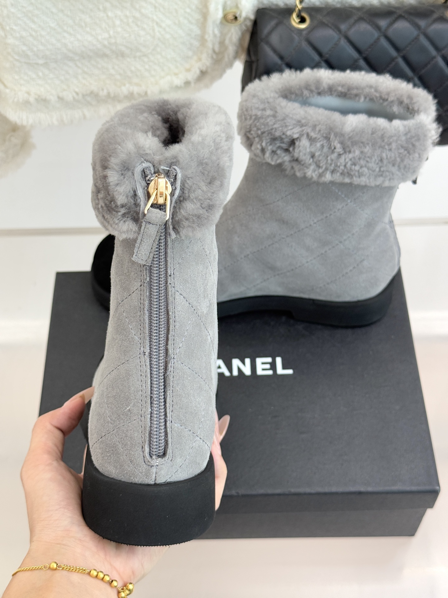 CHANE*｜小香 25K双C拼色菱格毛毛雪地靴当小香25K系列的创新基因邂逅冬日暖意双C拼色毛毛雪地靴