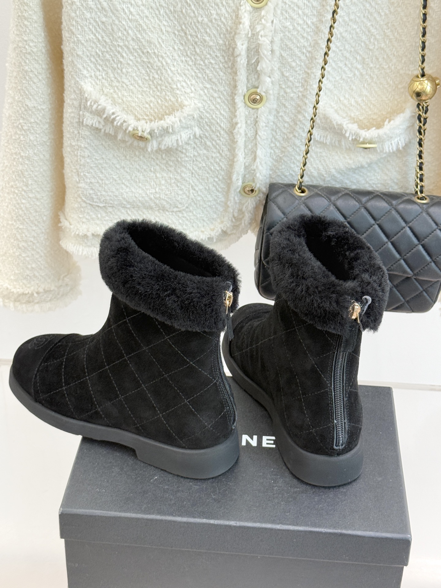 CHANE*｜小香 25K双C拼色菱格毛毛雪地靴当小香25K系列的创新基因邂逅冬日暖意双C拼色毛毛雪地靴