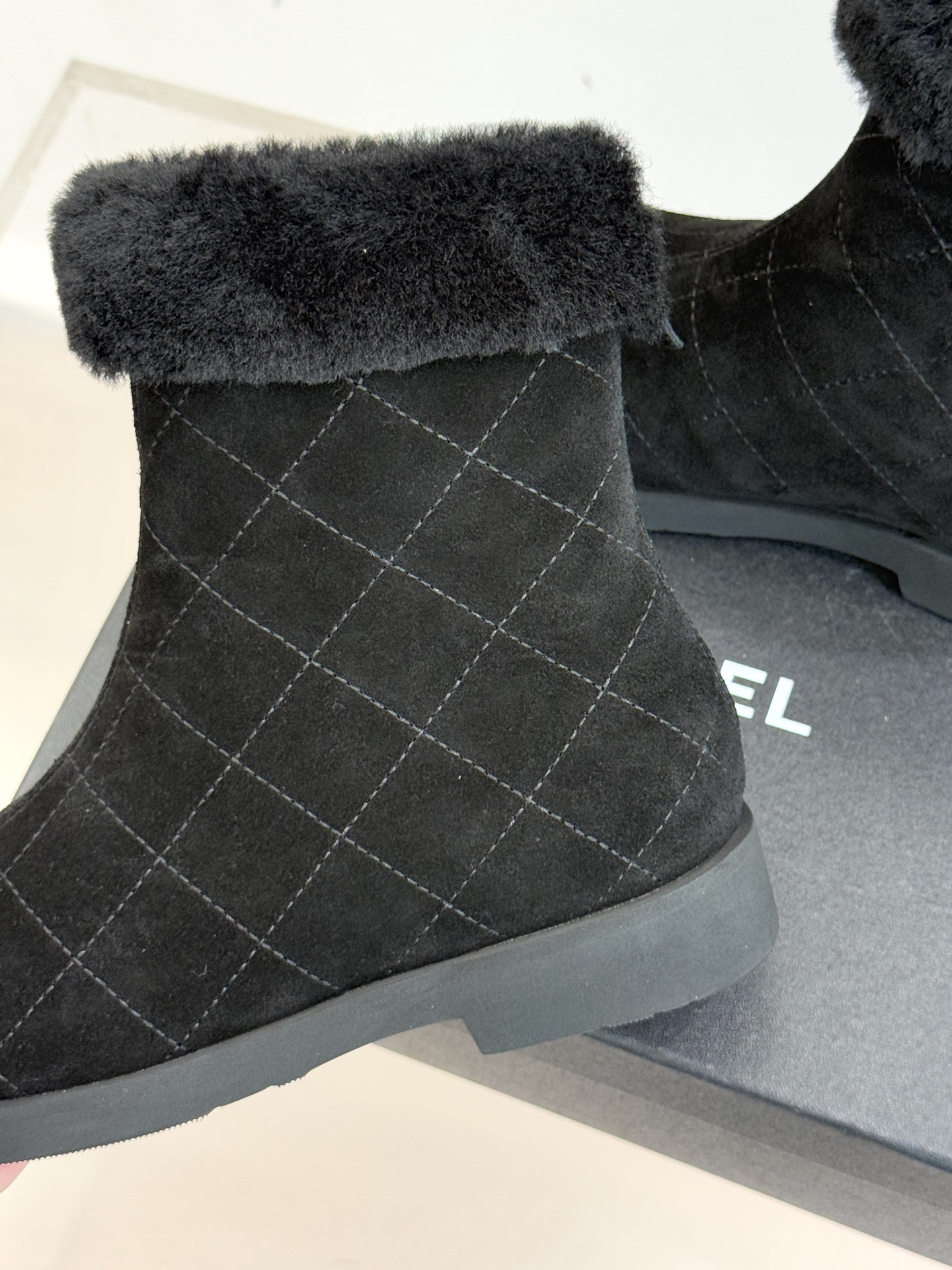 CHANE*｜小香 25K双C拼色菱格毛毛雪地靴当小香25K系列的创新基因邂逅冬日暖意双C拼色毛毛雪地靴