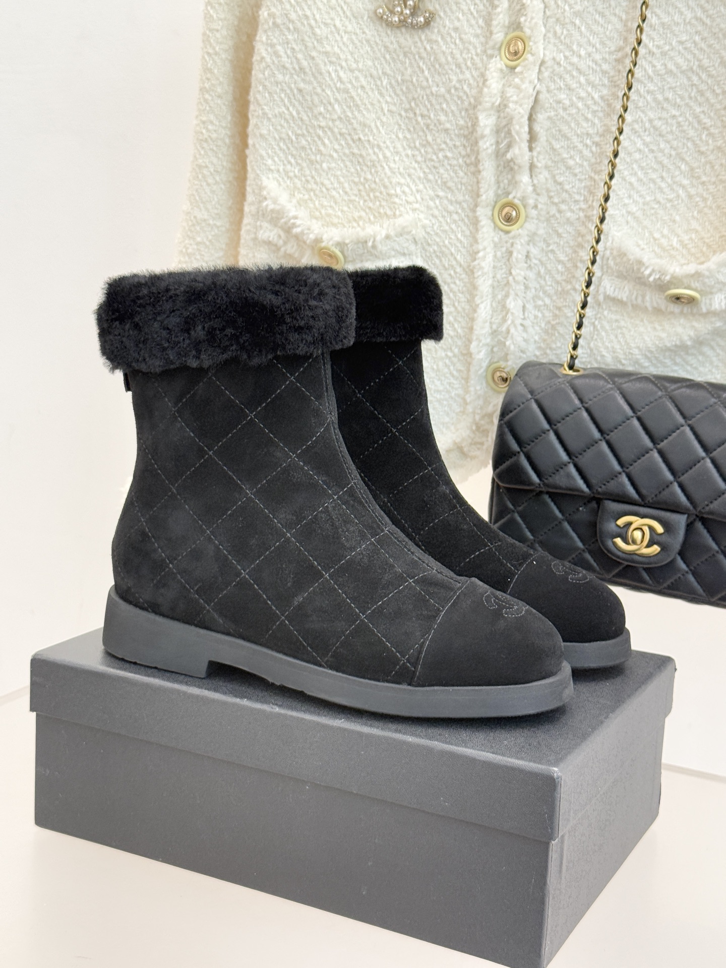 CHANE*｜小香 25K双C拼色菱格毛毛雪地靴当小香25K系列的创新基因邂逅冬日暖意双C拼色毛毛雪地靴