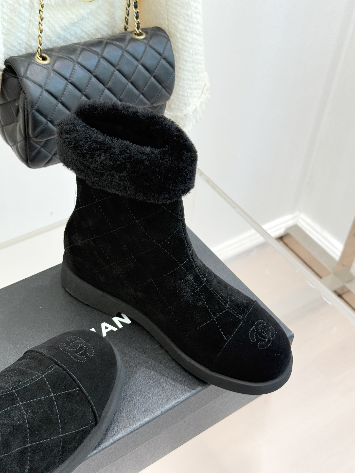 CHANE*｜小香 25K双C拼色菱格毛毛雪地靴当小香25K系列的创新基因邂逅冬日暖意双C拼色毛毛雪地靴