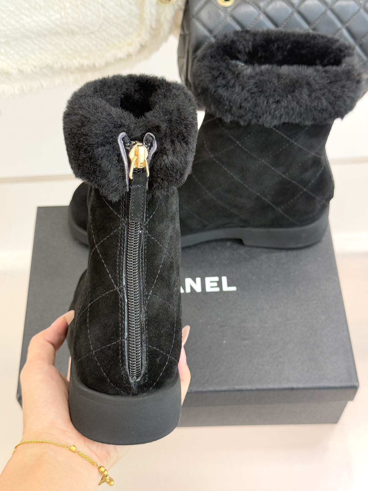 CHANE*｜小香 25K双C拼色菱格毛毛雪地靴当小香25K系列的创新基因邂逅冬日暖意双C拼色毛毛雪地靴