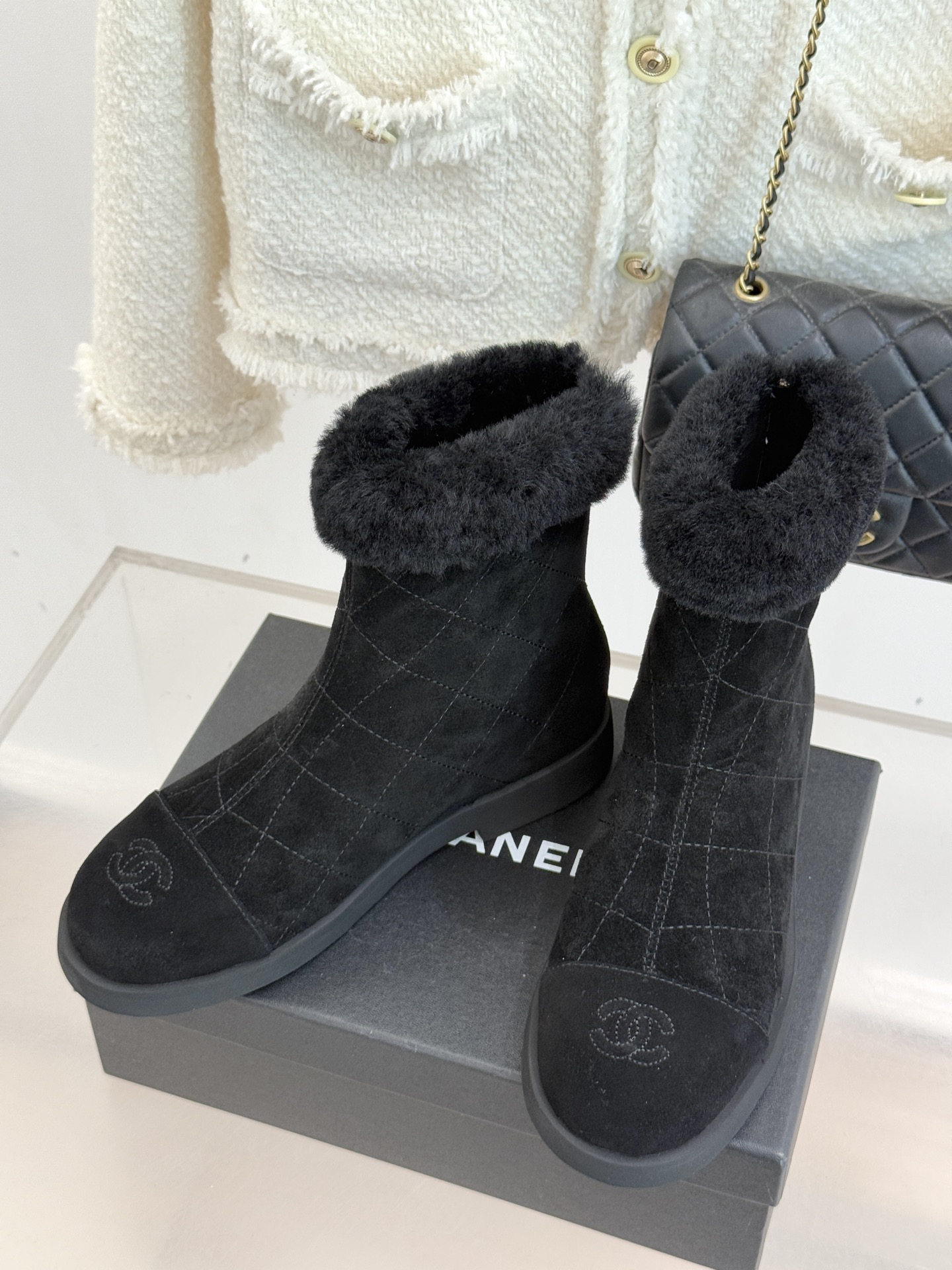 CHANE*｜小香 25K双C拼色菱格毛毛雪地靴当小香25K系列的创新基因邂逅冬日暖意双C拼色毛毛雪地靴