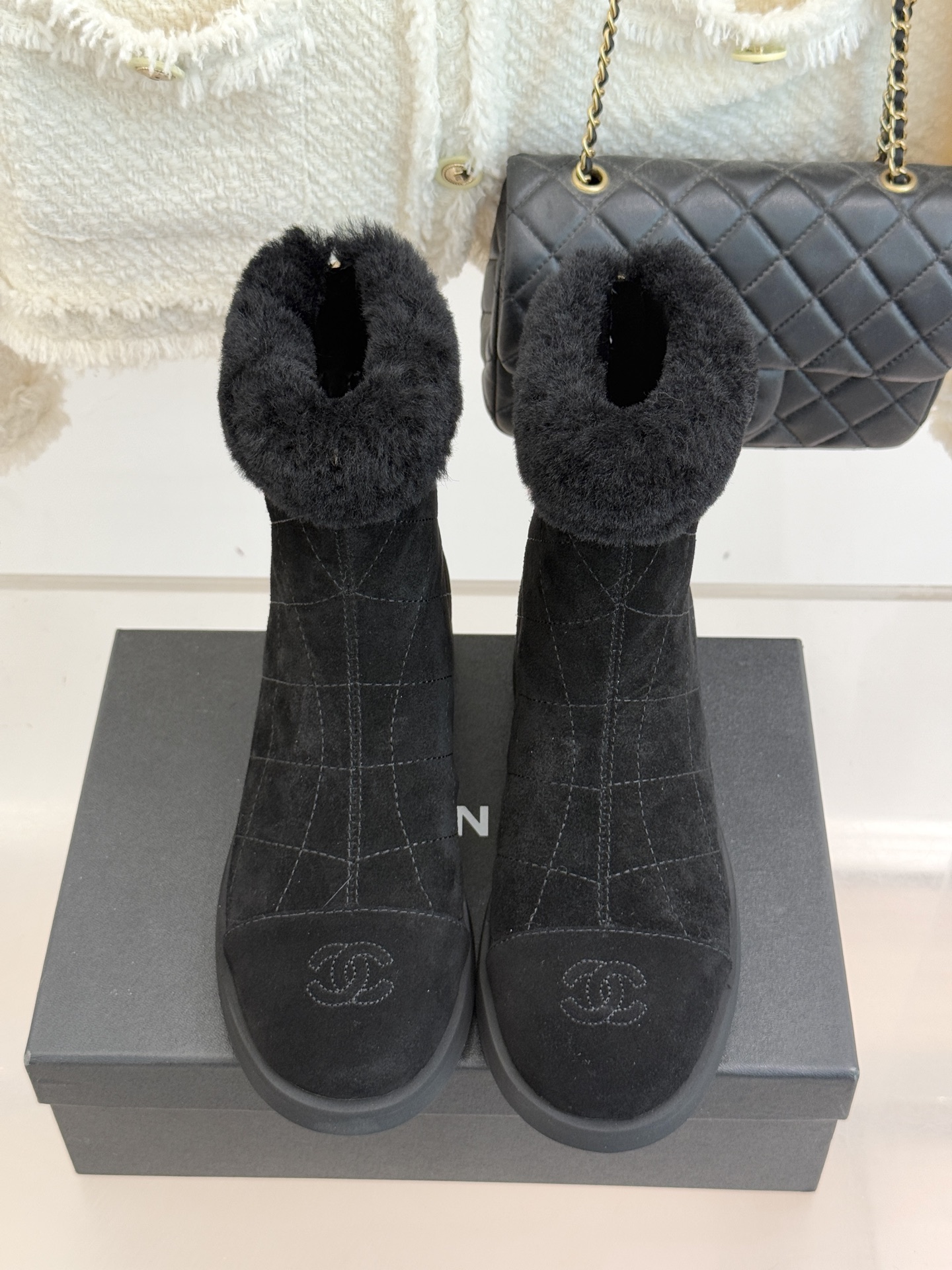 CHANE*｜小香 25K双C拼色菱格毛毛雪地靴当小香25K系列的创新基因邂逅冬日暖意双C拼色毛毛雪地靴