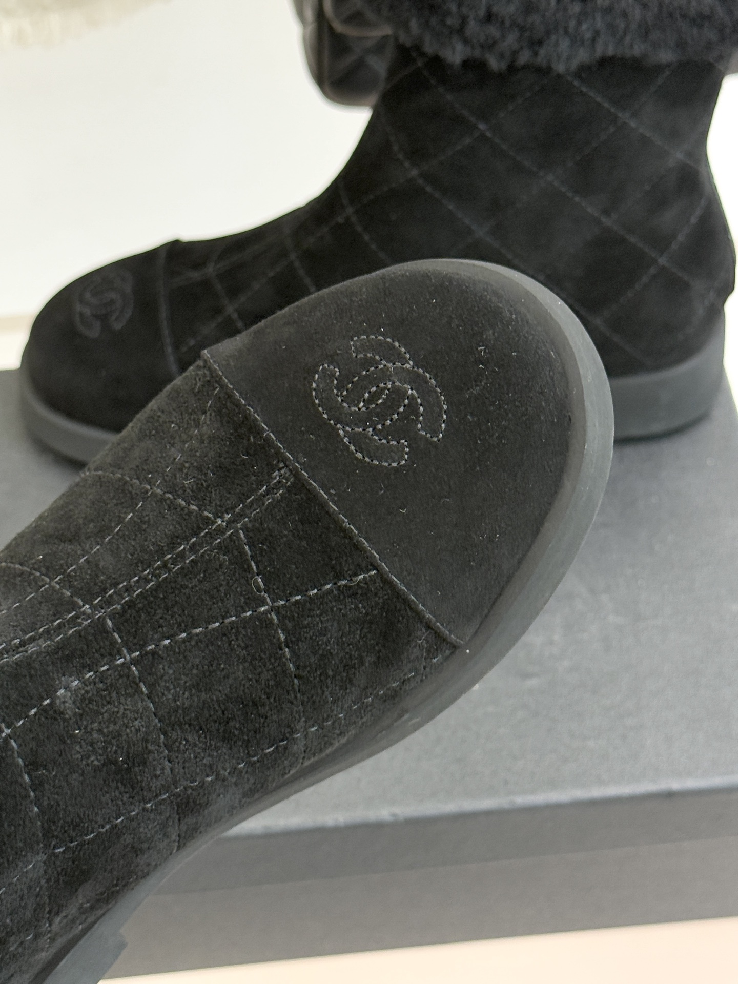 CHANE*｜小香 25K双C拼色菱格毛毛雪地靴当小香25K系列的创新基因邂逅冬日暖意双C拼色毛毛雪地靴