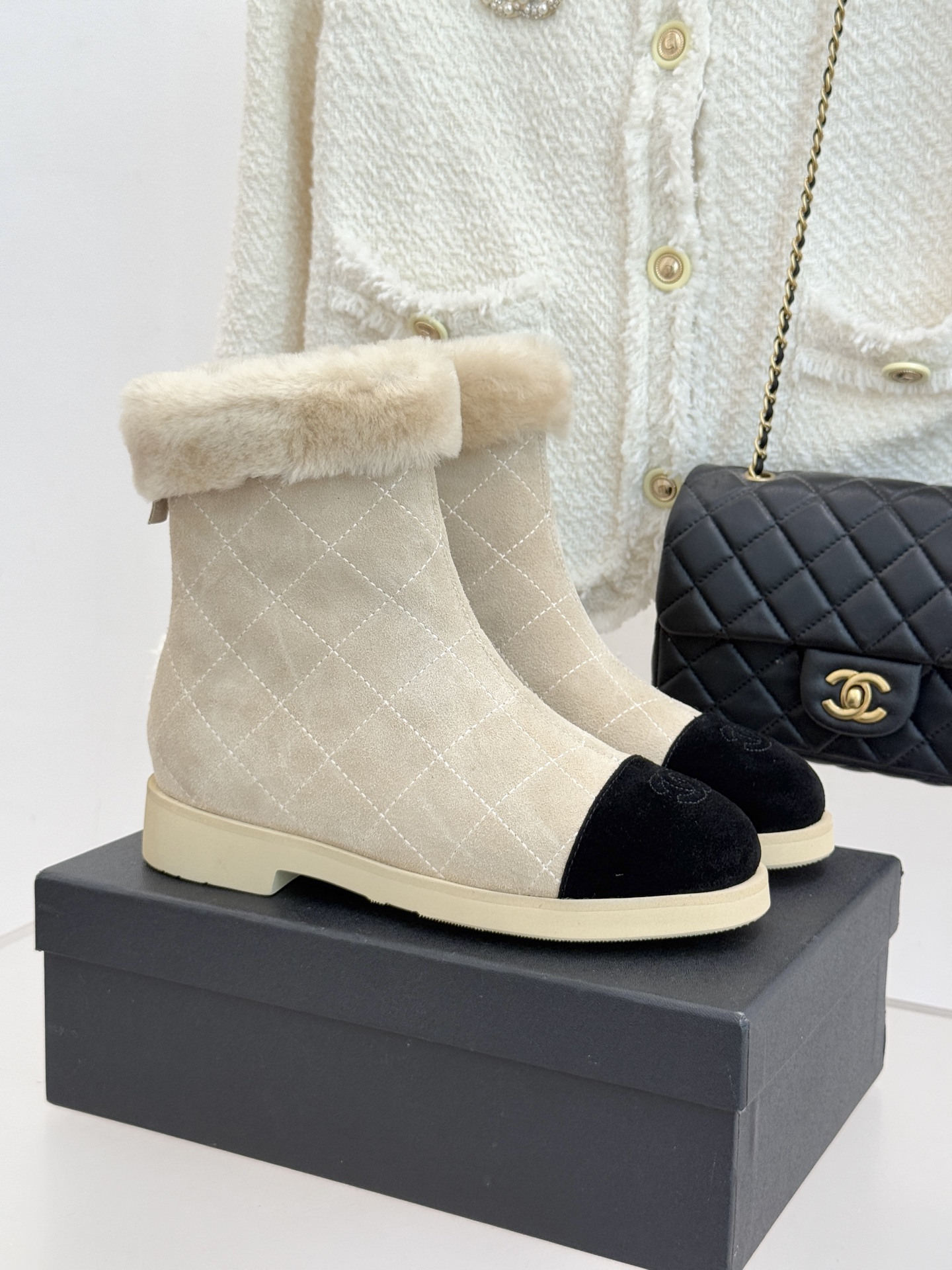CHANE*｜小香 25K双C拼色菱格毛毛雪地靴当小香25K系列的创新基因邂逅冬日暖意双C拼色毛毛雪地靴