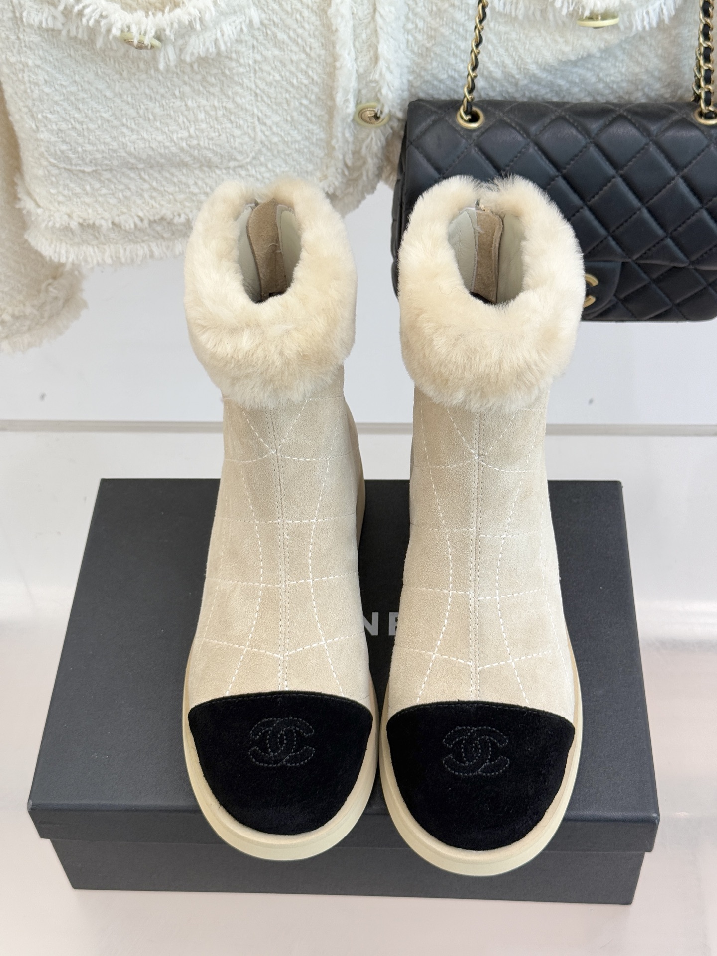 CHANE*｜小香 25K双C拼色菱格毛毛雪地靴当小香25K系列的创新基因邂逅冬日暖意双C拼色毛毛雪地靴