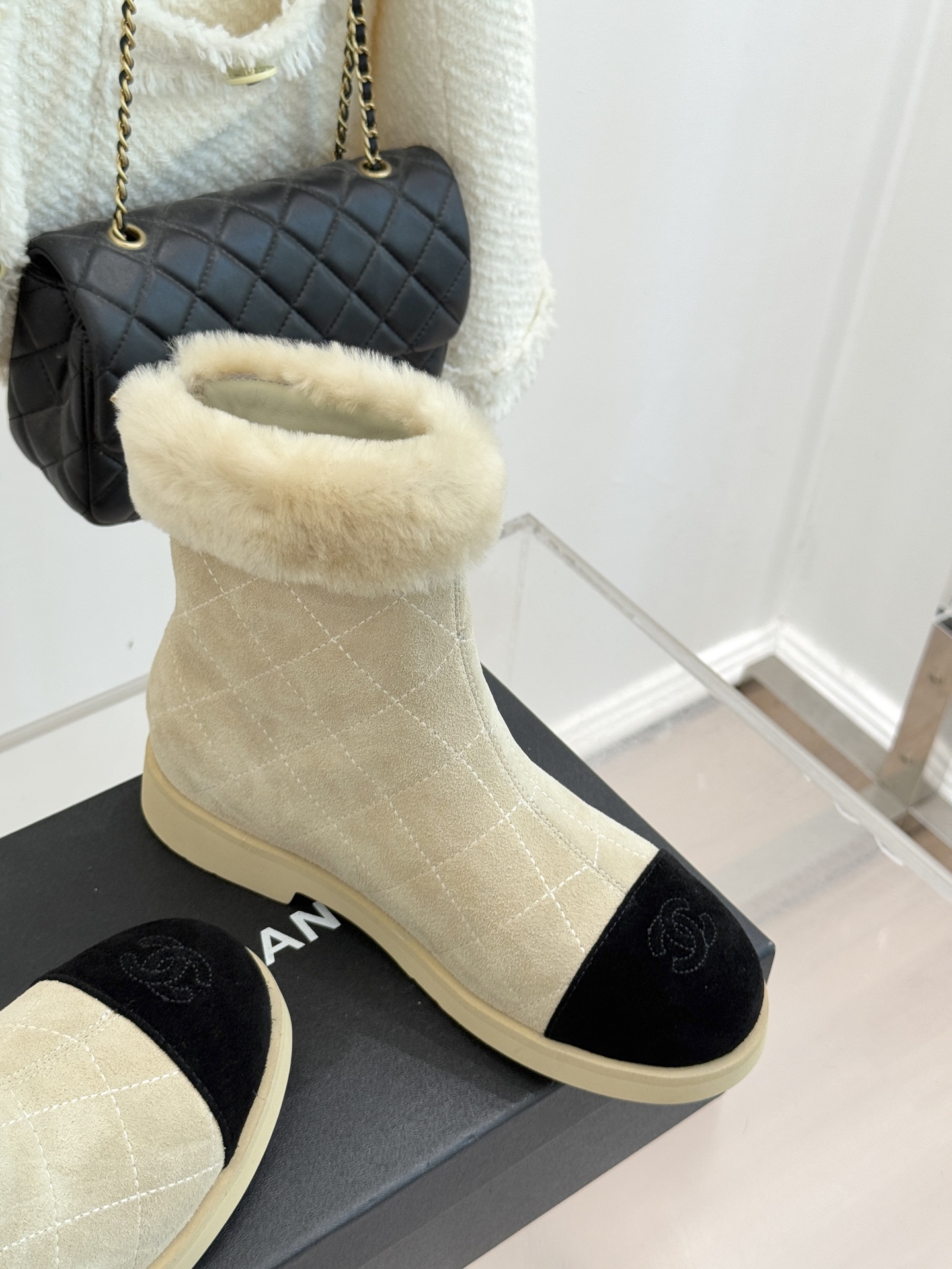 CHANE*｜小香 25K双C拼色菱格毛毛雪地靴当小香25K系列的创新基因邂逅冬日暖意双C拼色毛毛雪地靴