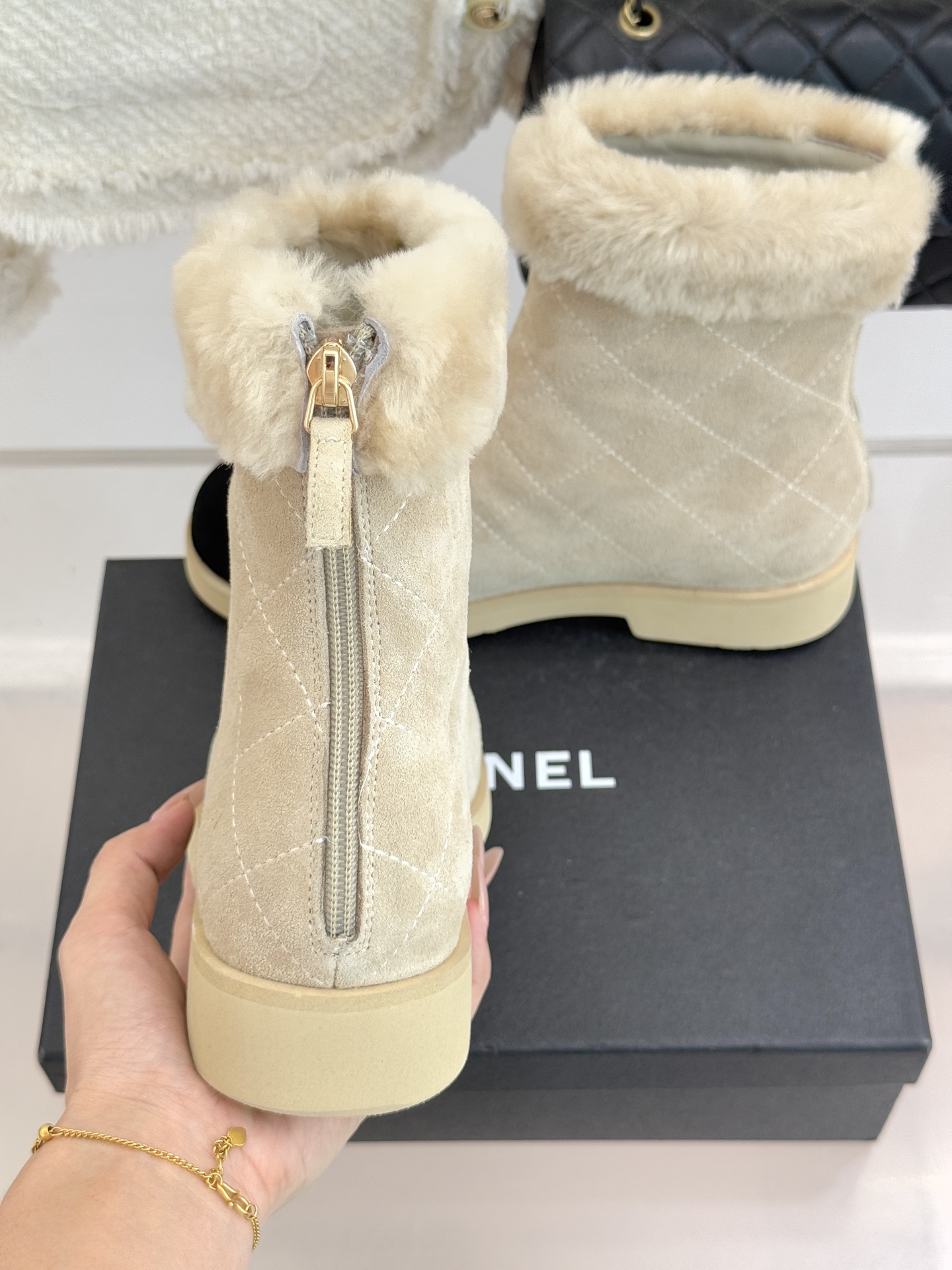 CHANE*｜小香 25K双C拼色菱格毛毛雪地靴当小香25K系列的创新基因邂逅冬日暖意双C拼色毛毛雪地靴