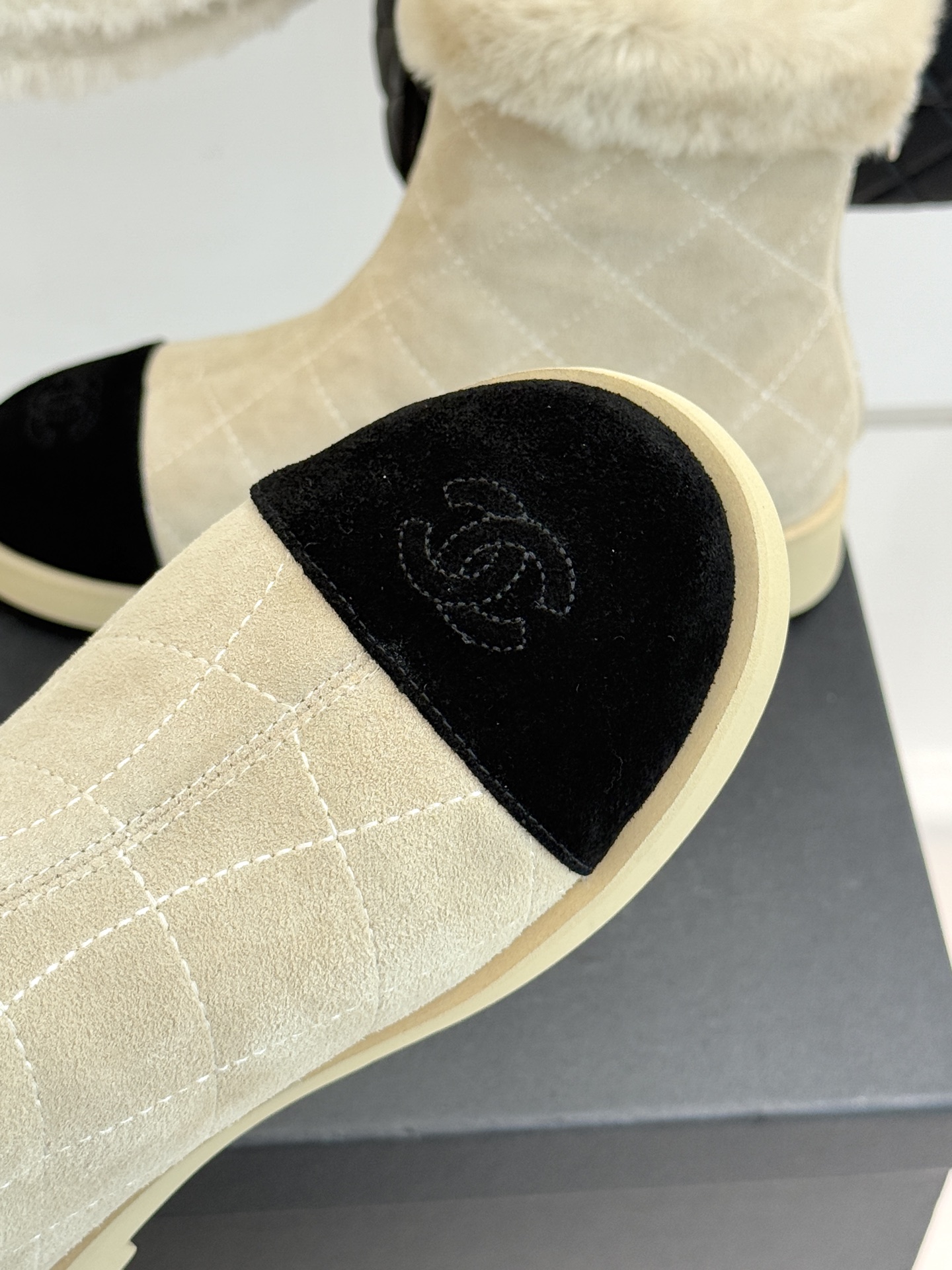 CHANE*｜小香 25K双C拼色菱格毛毛雪地靴当小香25K系列的创新基因邂逅冬日暖意双C拼色毛毛雪地靴