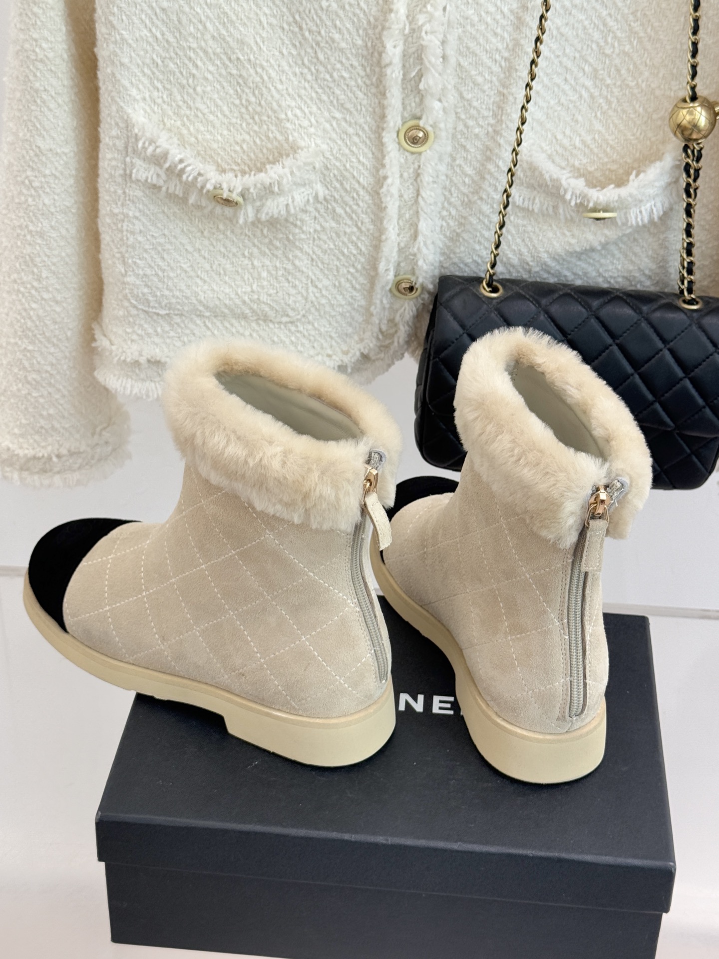 CHANE*｜小香 25K双C拼色菱格毛毛雪地靴当小香25K系列的创新基因邂逅冬日暖意双C拼色毛毛雪地靴