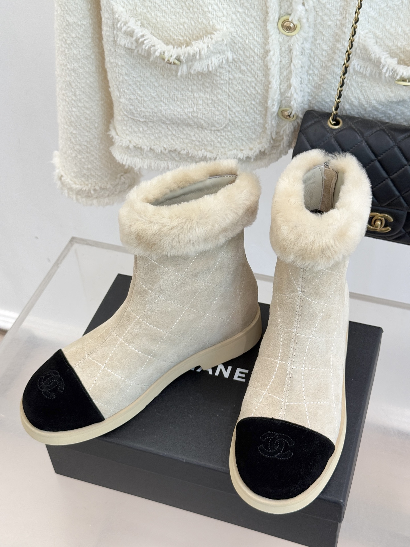 CHANE*｜小香 25K双C拼色菱格毛毛雪地靴当小香25K系列的创新基因邂逅冬日暖意双C拼色毛毛雪地靴