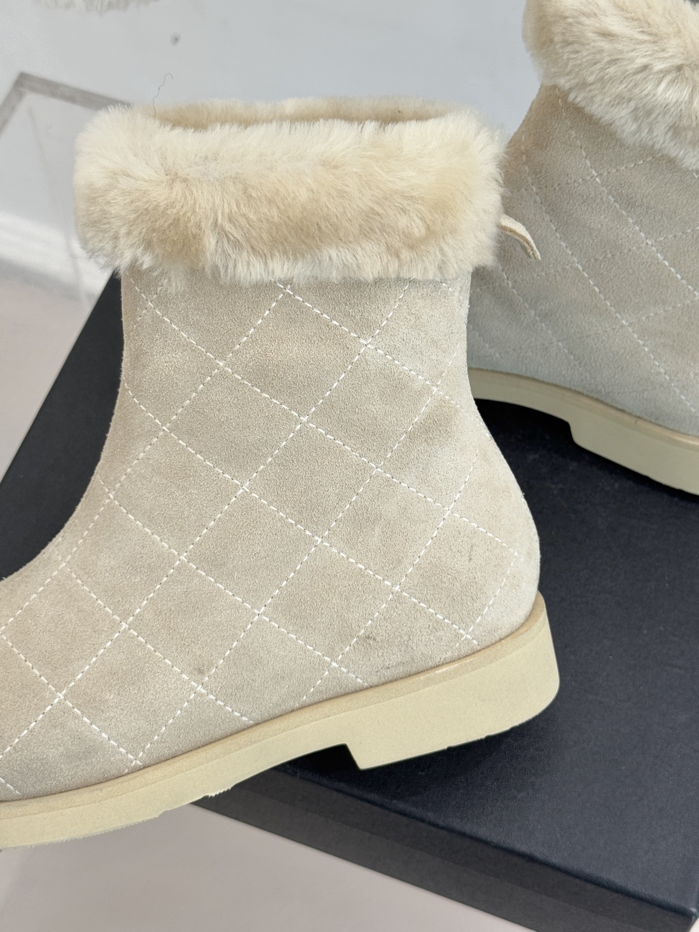 CHANE*｜小香 25K双C拼色菱格毛毛雪地靴当小香25K系列的创新基因邂逅冬日暖意双C拼色毛毛雪地靴