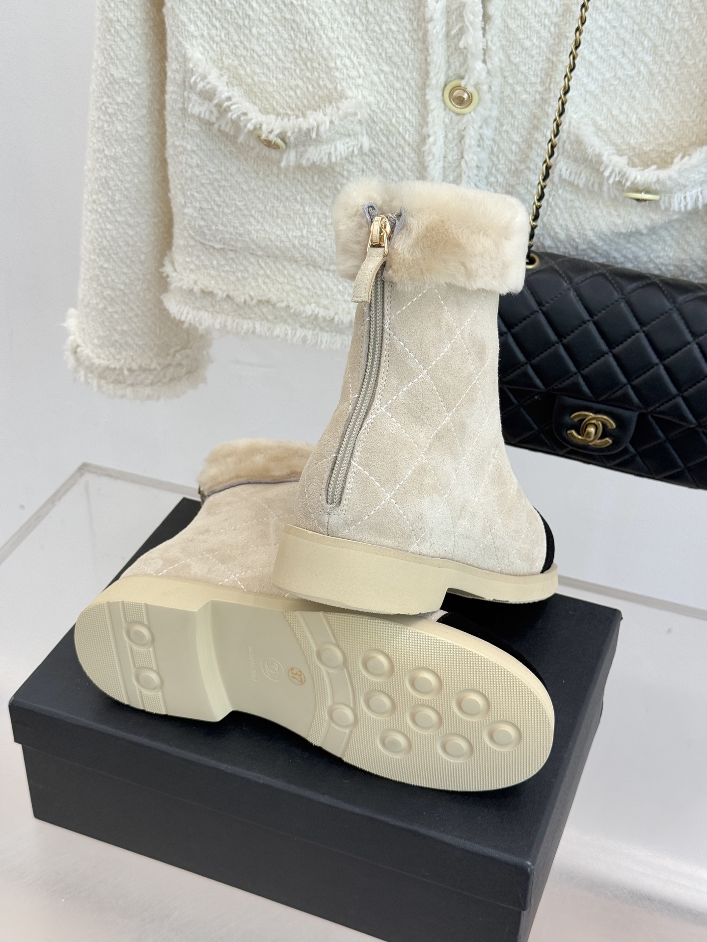 CHANE*｜小香 25K双C拼色菱格毛毛雪地靴当小香25K系列的创新基因邂逅冬日暖意双C拼色毛毛雪地靴