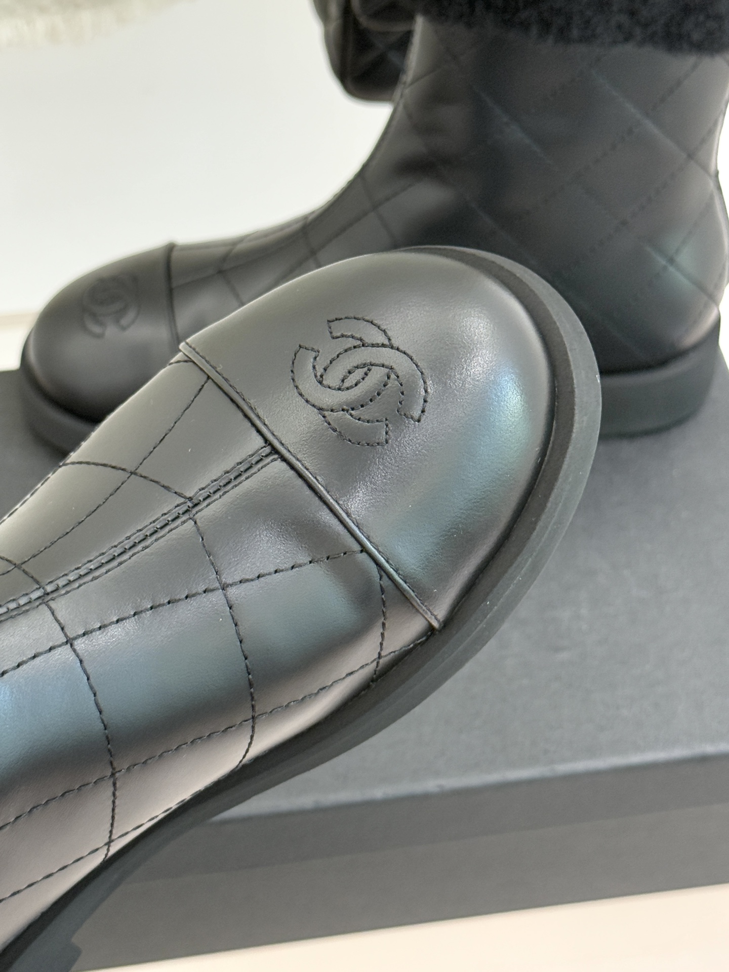 CHANE*｜小香 25K双C拼色菱格毛毛雪地靴当小香25K系列的创新基因邂逅冬日暖意双C拼色毛毛雪地靴