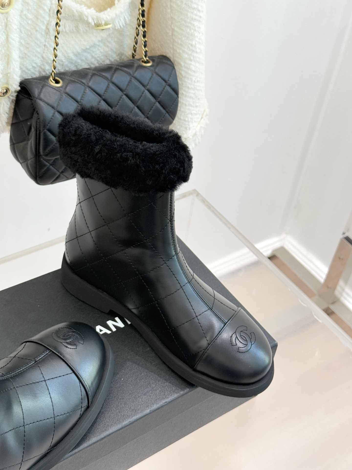 CHANE*｜小香 25K双C拼色菱格毛毛雪地靴当小香25K系列的创新基因邂逅冬日暖意双C拼色毛毛雪地靴