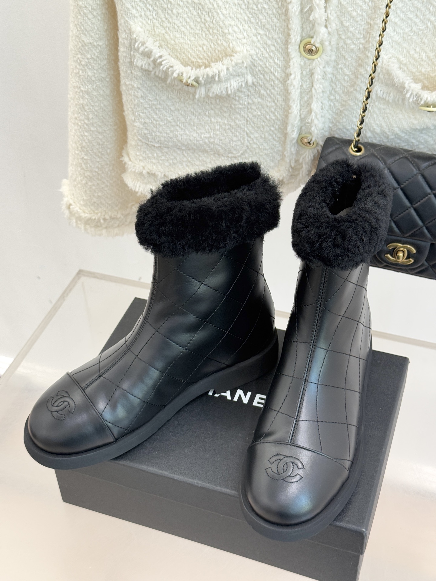 CHANE*｜小香 25K双C拼色菱格毛毛雪地靴当小香25K系列的创新基因邂逅冬日暖意双C拼色毛毛雪地靴