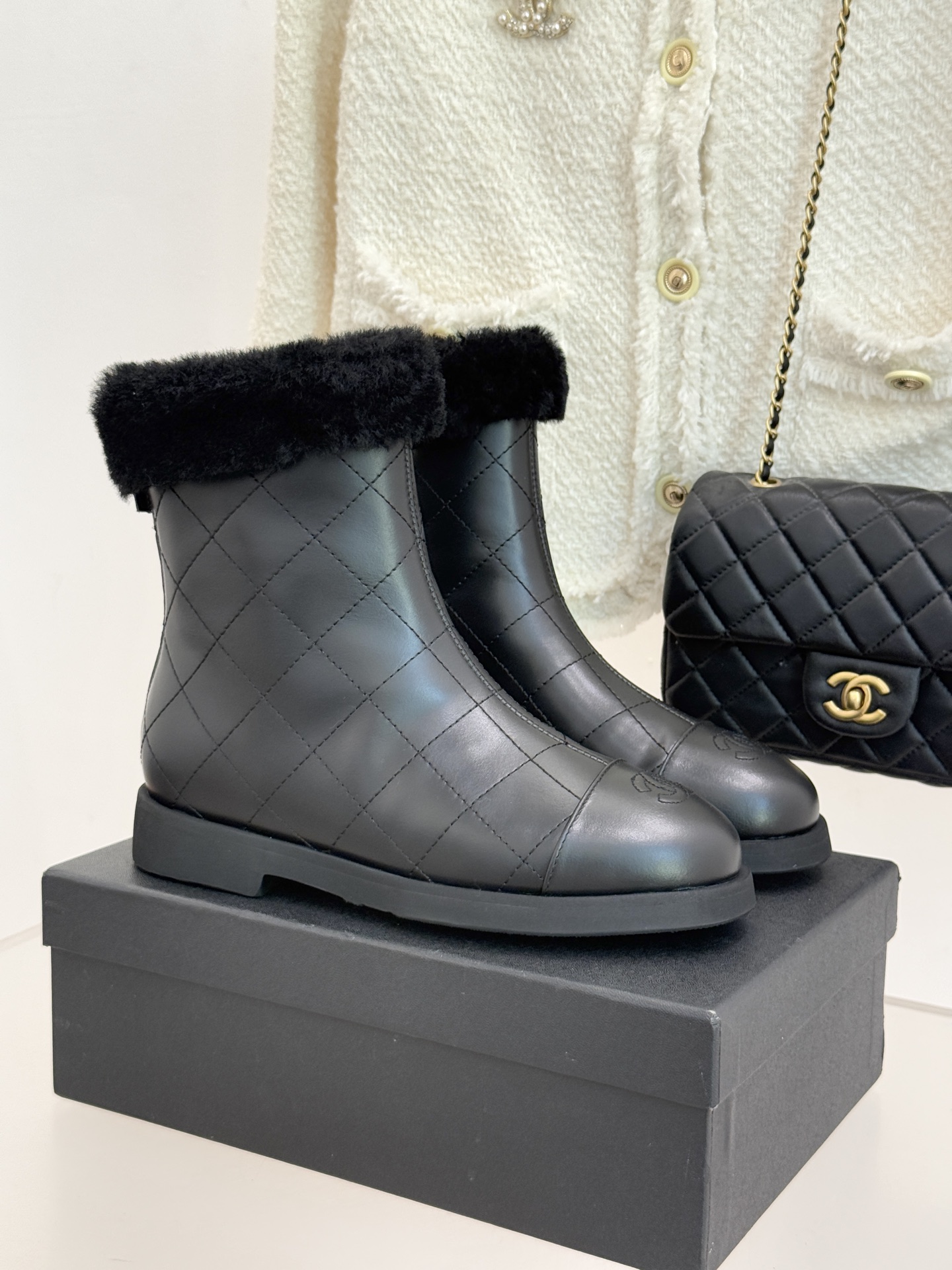 CHANE*｜小香 25K双C拼色菱格毛毛雪地靴当小香25K系列的创新基因邂逅冬日暖意双C拼色毛毛雪地靴