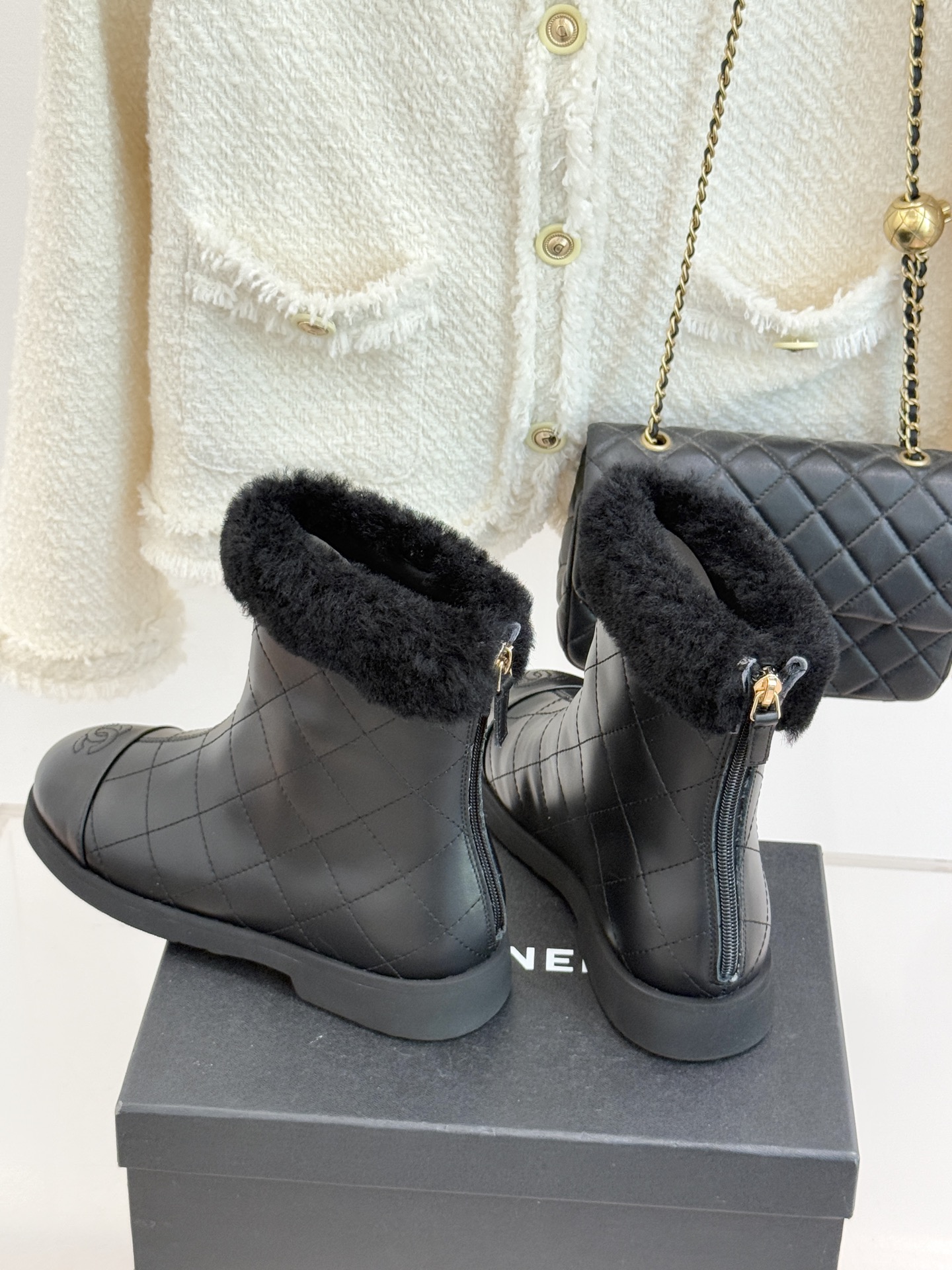 CHANE*｜小香 25K双C拼色菱格毛毛雪地靴当小香25K系列的创新基因邂逅冬日暖意双C拼色毛毛雪地靴