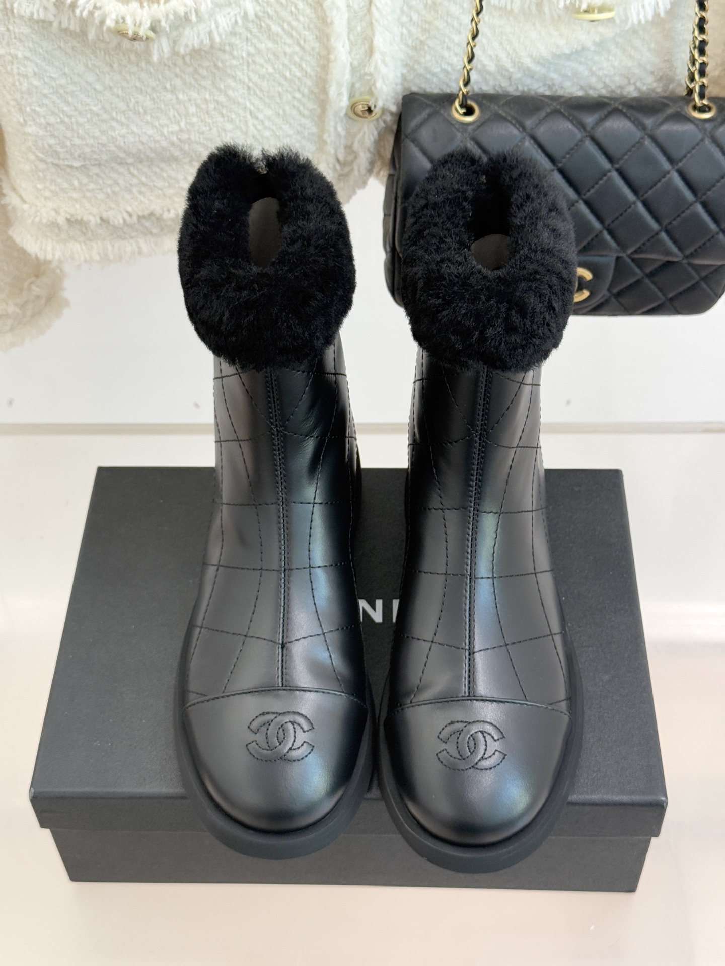 CHANE*｜小香 25K双C拼色菱格毛毛雪地靴当小香25K系列的创新基因邂逅冬日暖意双C拼色毛毛雪地靴