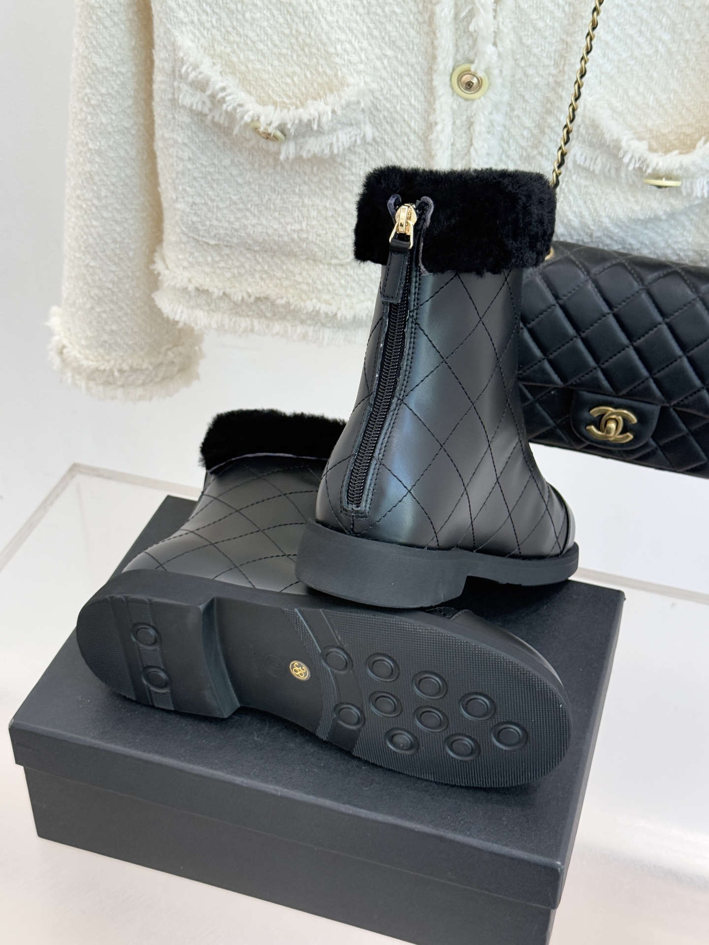 CHANE*｜小香 25K双C拼色菱格毛毛雪地靴当小香25K系列的创新基因邂逅冬日暖意双C拼色毛毛雪地靴