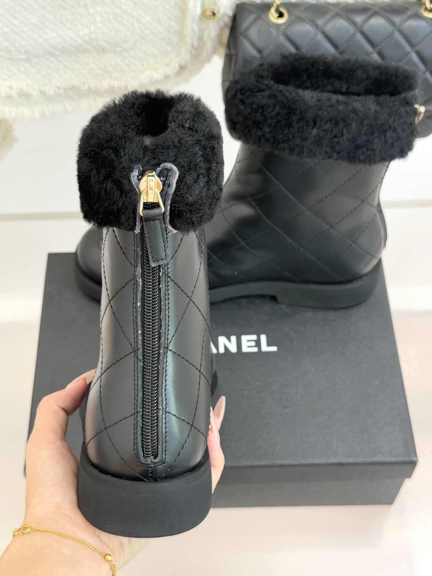 CHANE*｜小香 25K双C拼色菱格毛毛雪地靴当小香25K系列的创新基因邂逅冬日暖意双C拼色毛毛雪地靴