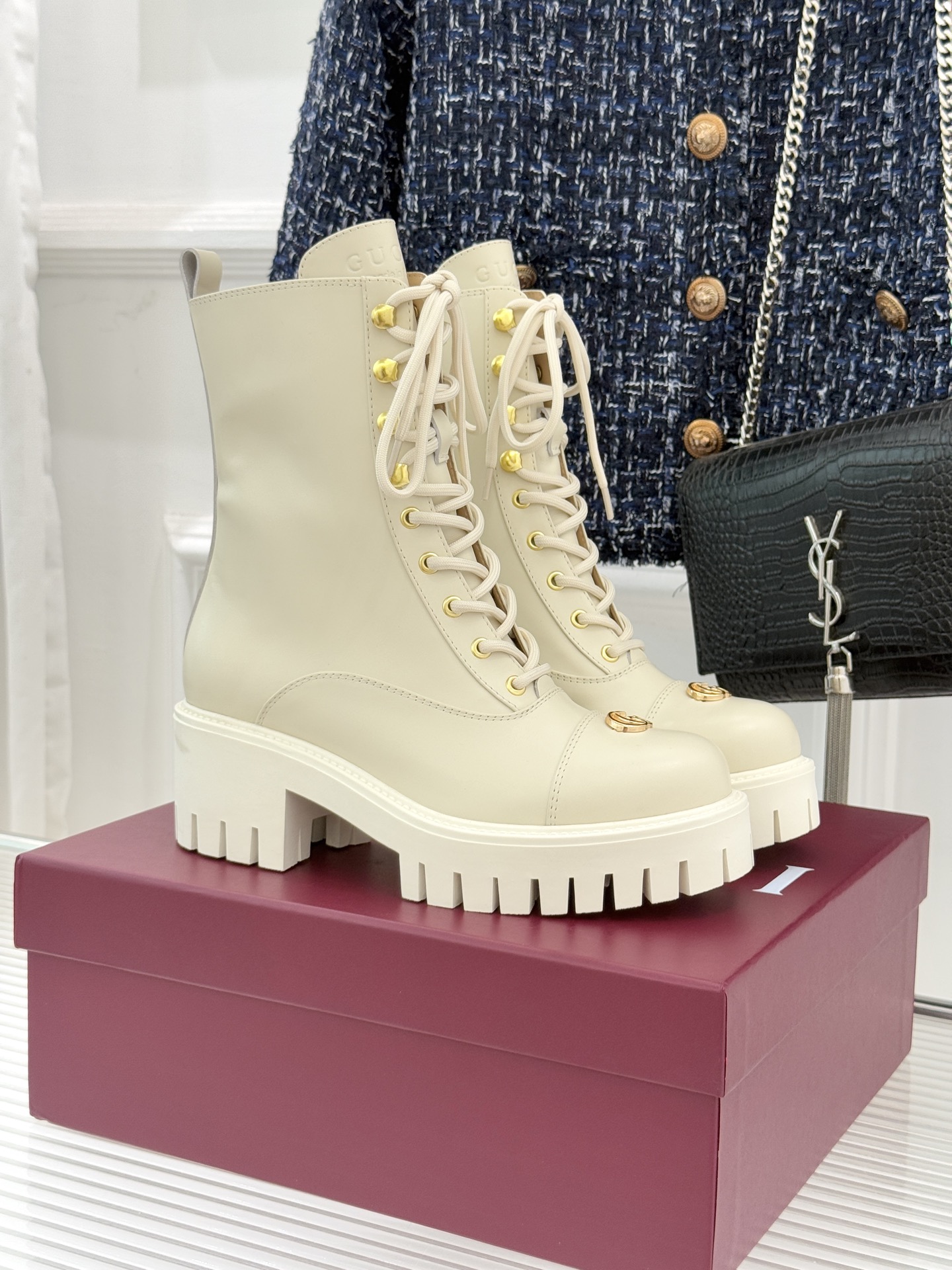 Gucci/古驰经典双G金属标厚底马丁靴短靴当经典靴型邂逅品牌基因这双短靴为冬日穿搭注入复古与锋芒。鞋头