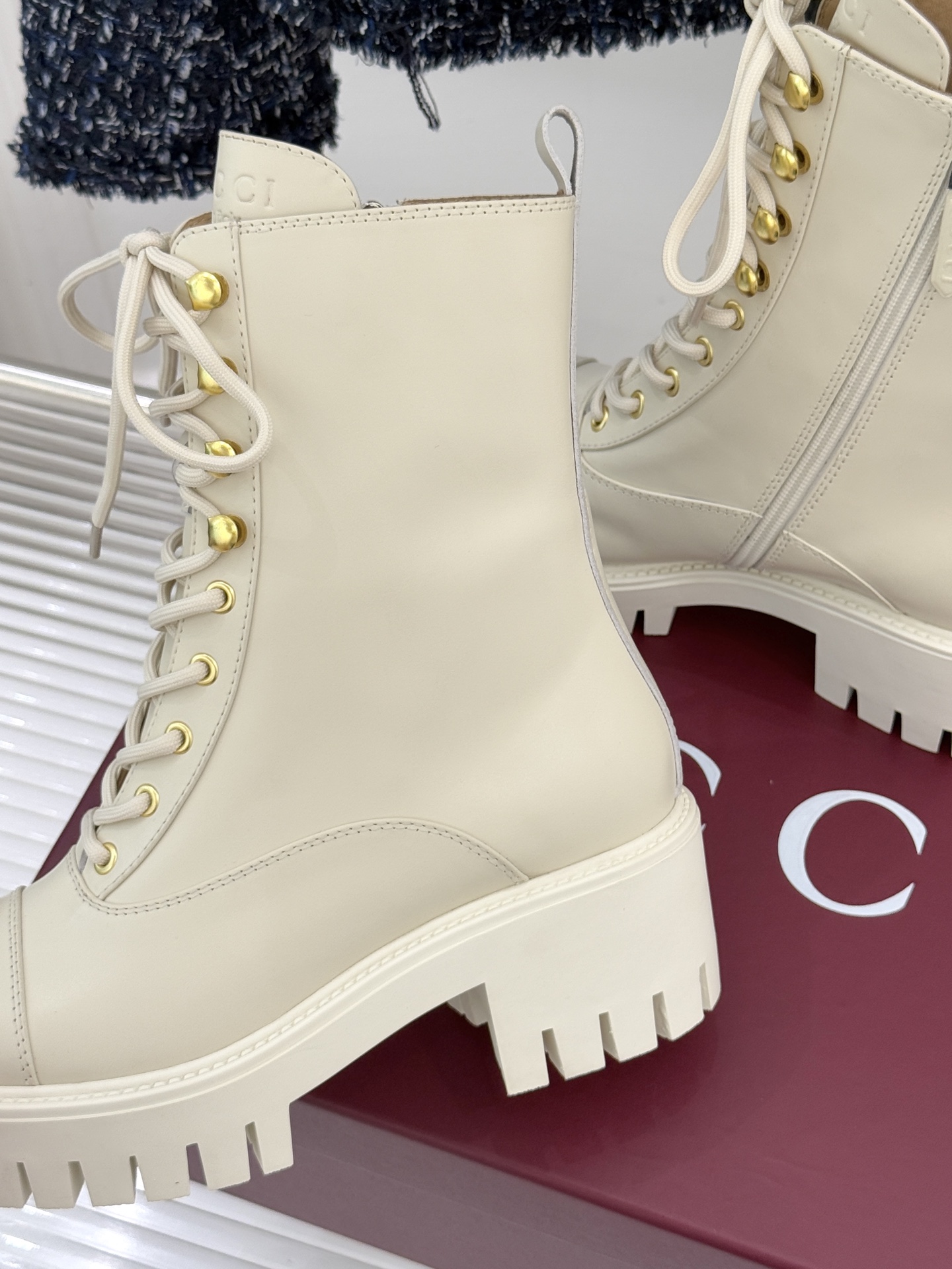 Gucci/古驰经典双G金属标厚底马丁靴短靴当经典靴型邂逅品牌基因这双短靴为冬日穿搭注入复古与锋芒。鞋头